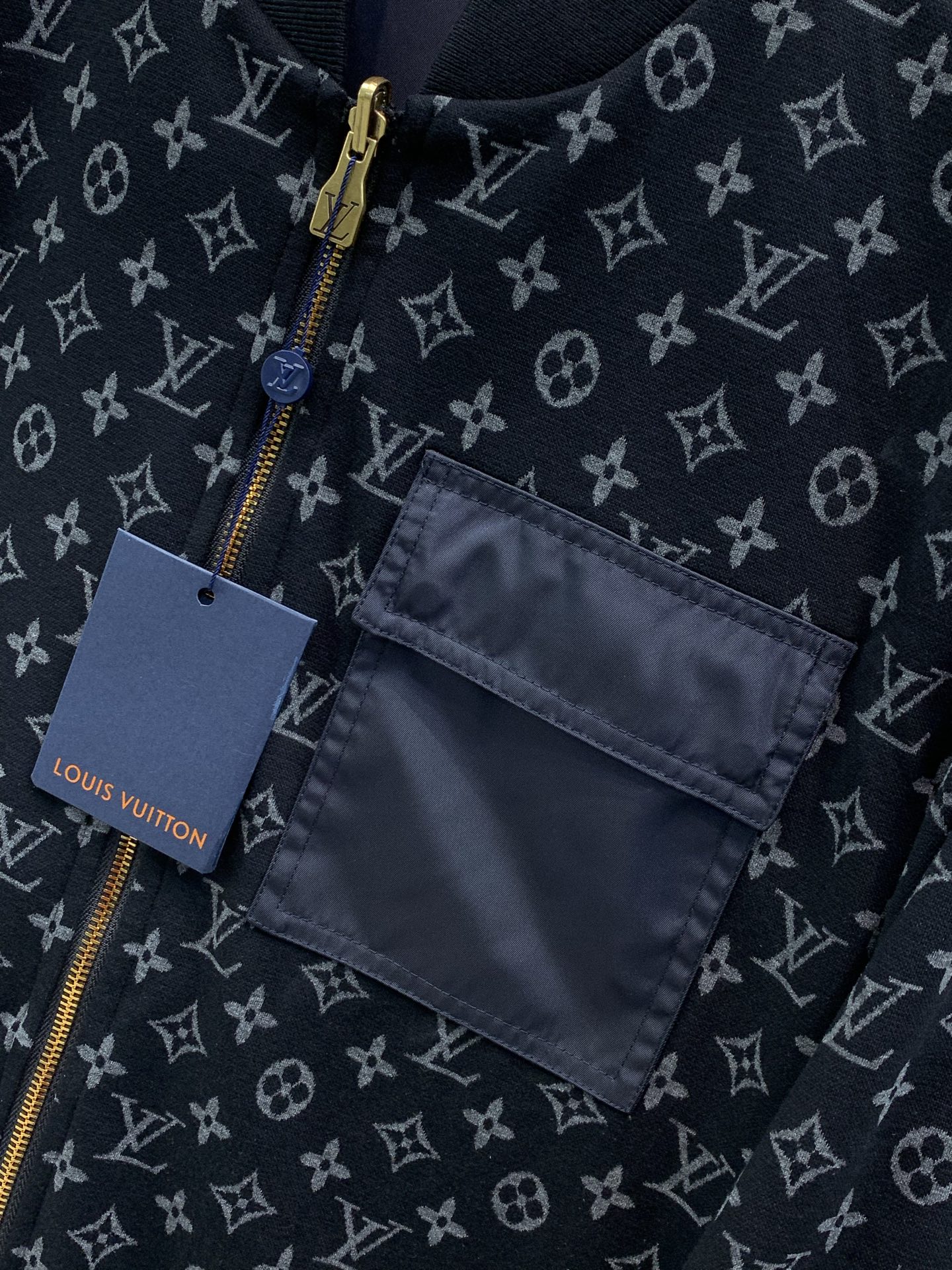 ，LouisVuitton 路易威登，2026秋季最新款，专柜同步有售，原单狠货，时尚休闲两面穿夹克外套，上身很有特点！