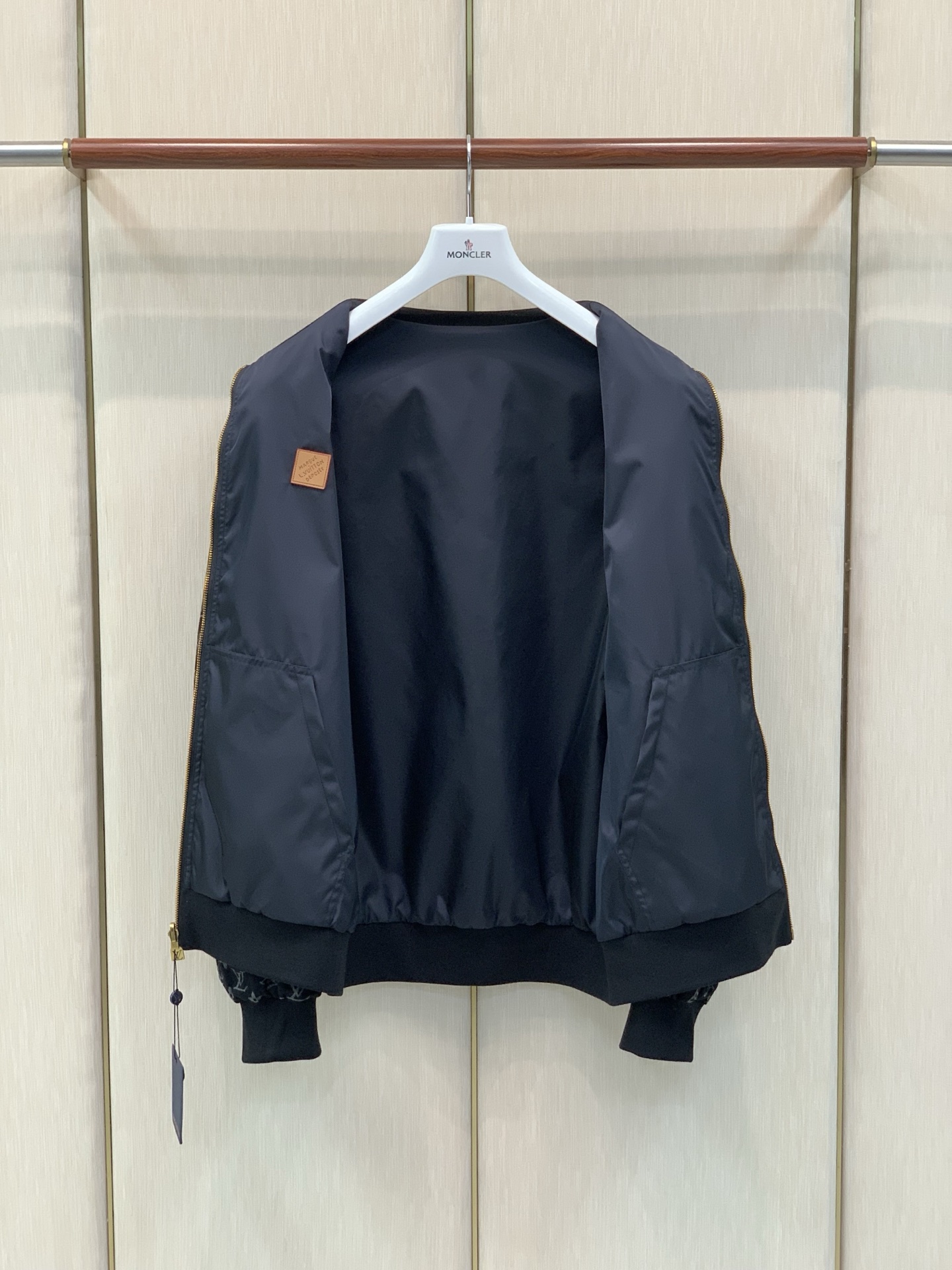 ，LouisVuitton 路易威登，2026秋季最新款，专柜同步有售，原单狠货，时尚休闲两面穿夹克外套，上身很有特点！