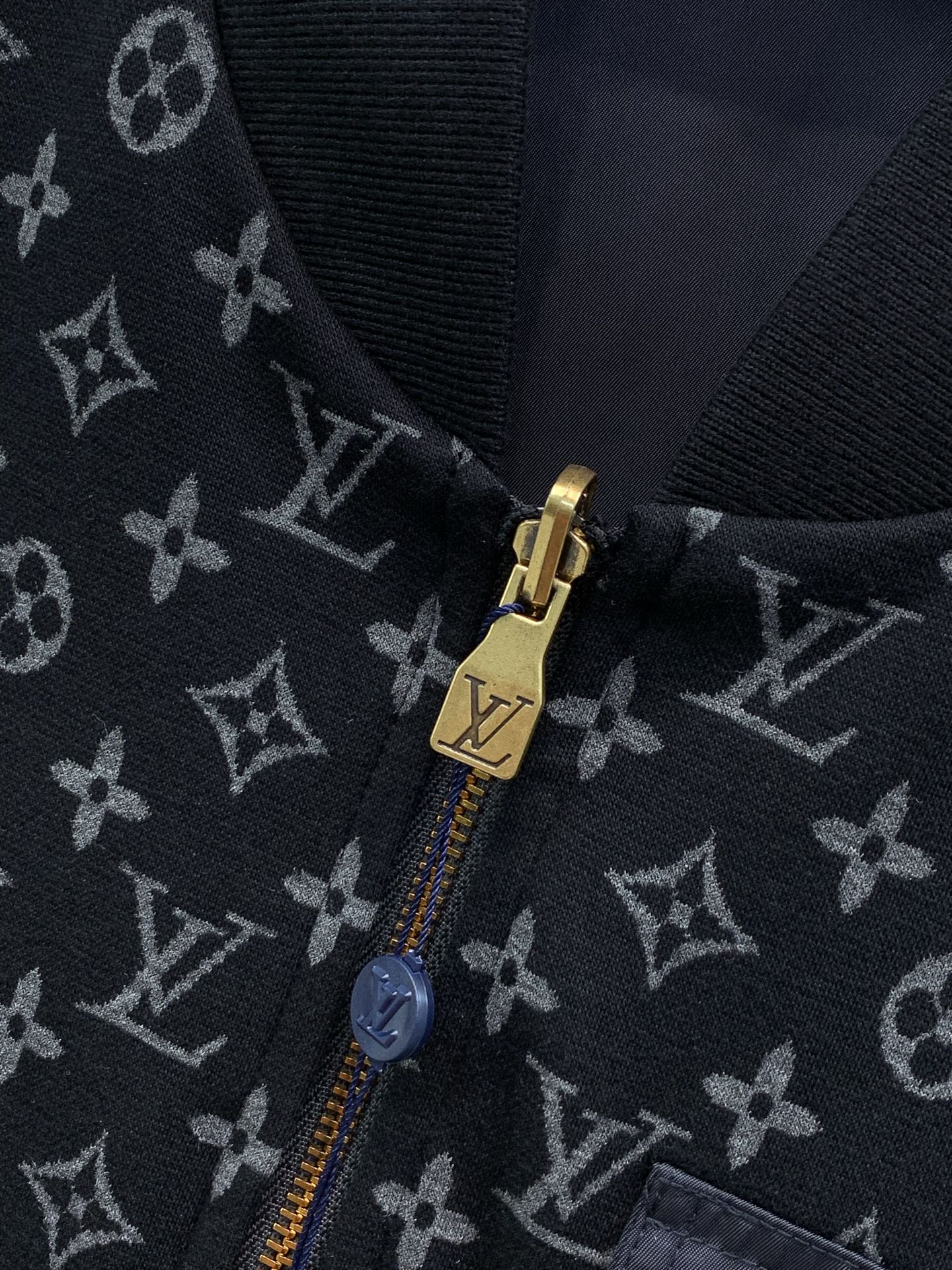 ，LouisVuitton 路易威登，2026秋季最新款，专柜同步有售，原单狠货，时尚休闲两面穿夹克外套，上身很有特点！
