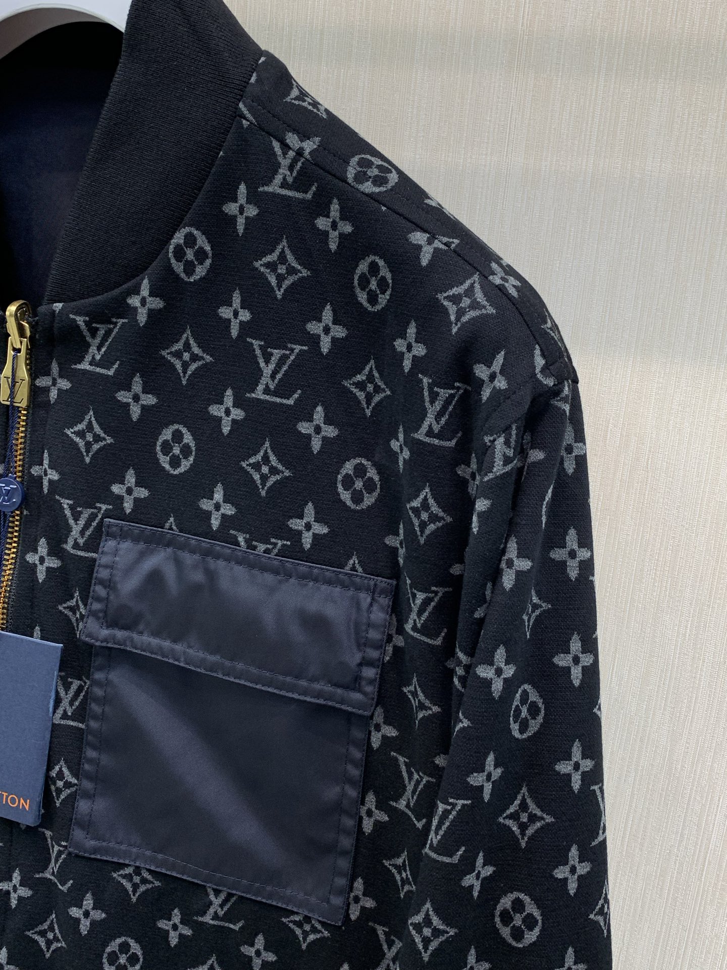 ，LouisVuitton 路易威登，2026秋季最新款，专柜同步有售，原单狠货，时尚休闲两面穿夹克外套，上身很有特点！