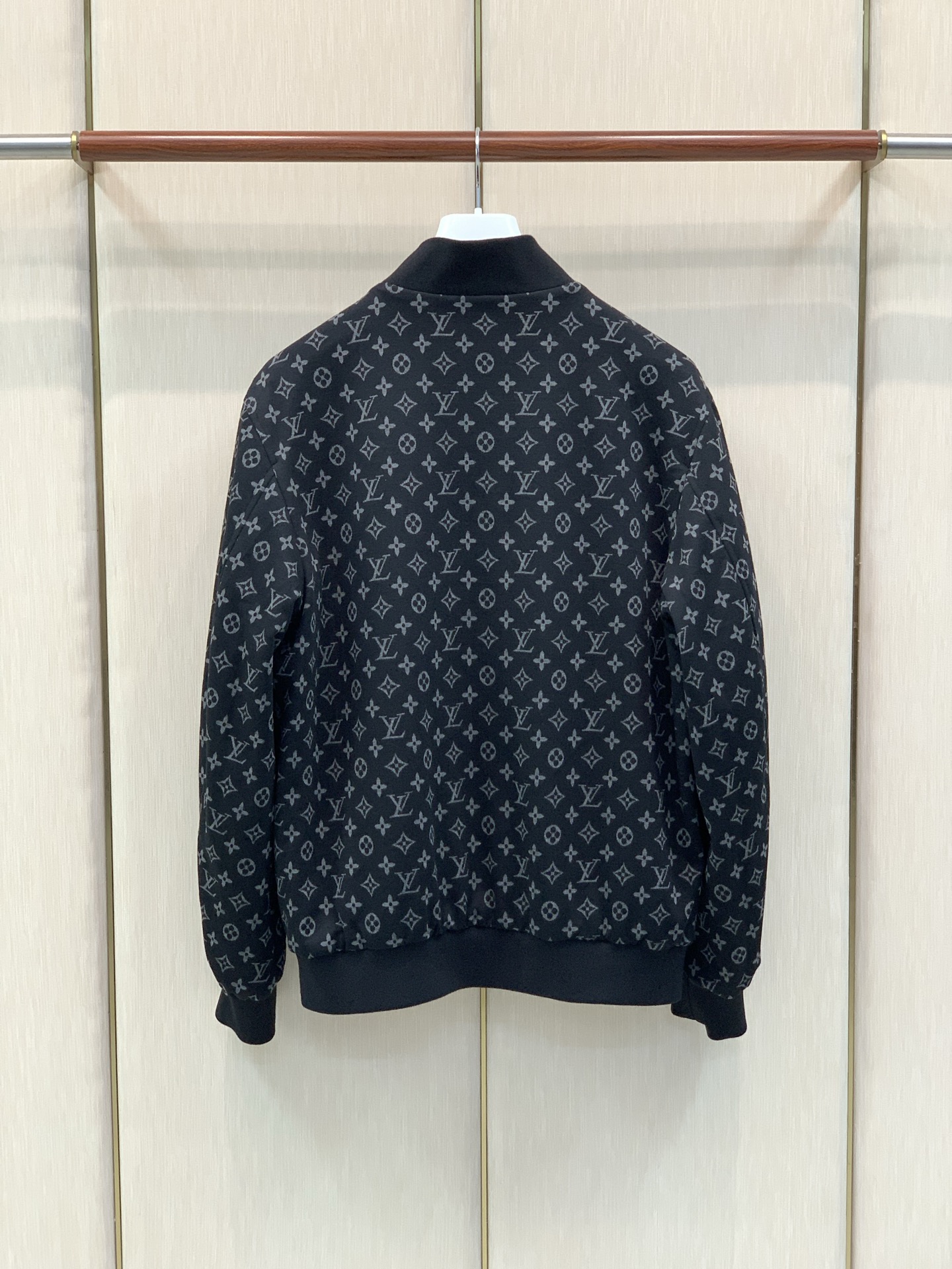 ，LouisVuitton 路易威登，2026秋季最新款，专柜同步有售，原单狠货，时尚休闲两面穿夹克外套，上身很有特点！