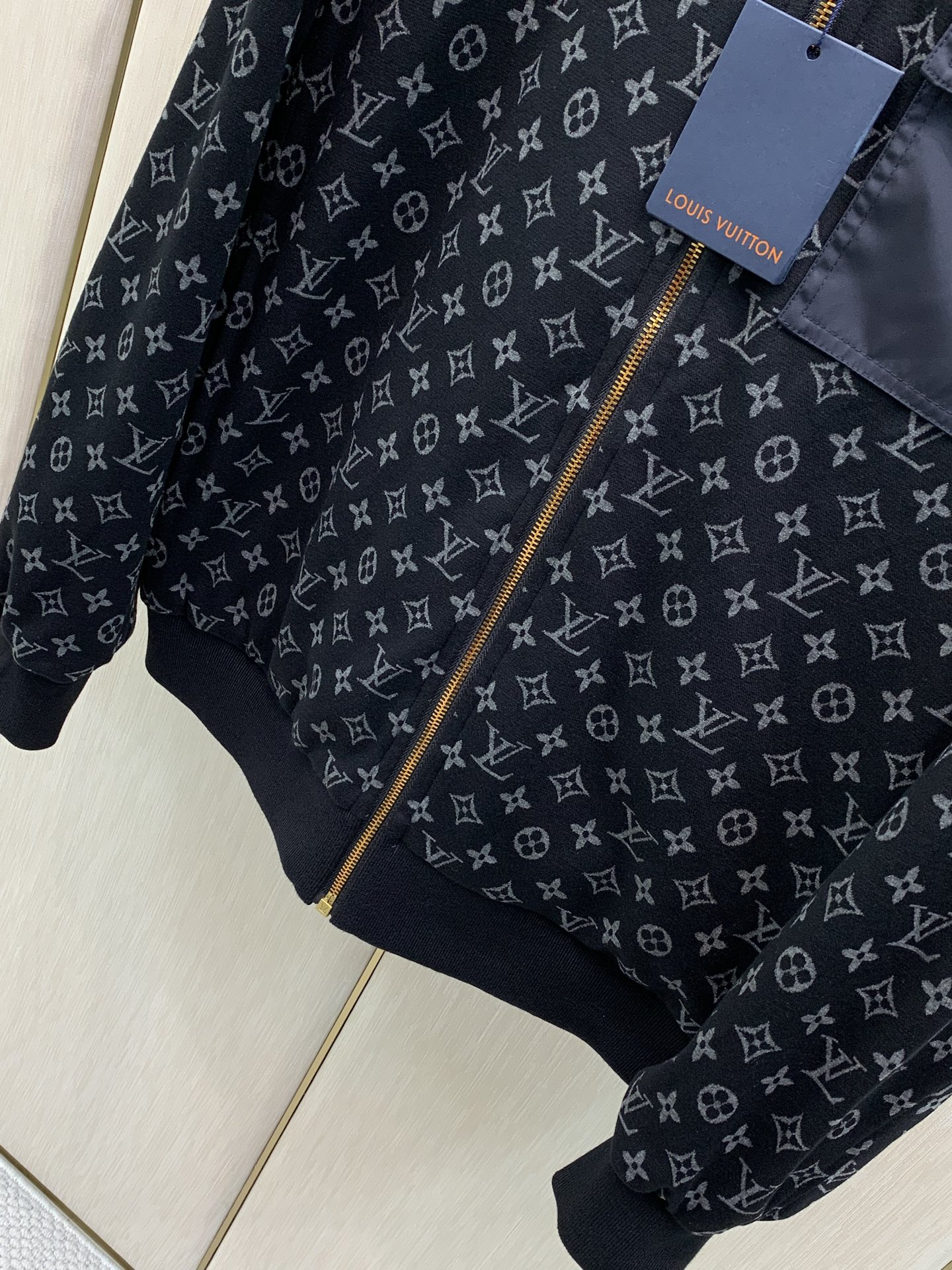 ，LouisVuitton 路易威登，2026秋季最新款，专柜同步有售，原单狠货，时尚休闲两面穿夹克外套，上身很有特点！
