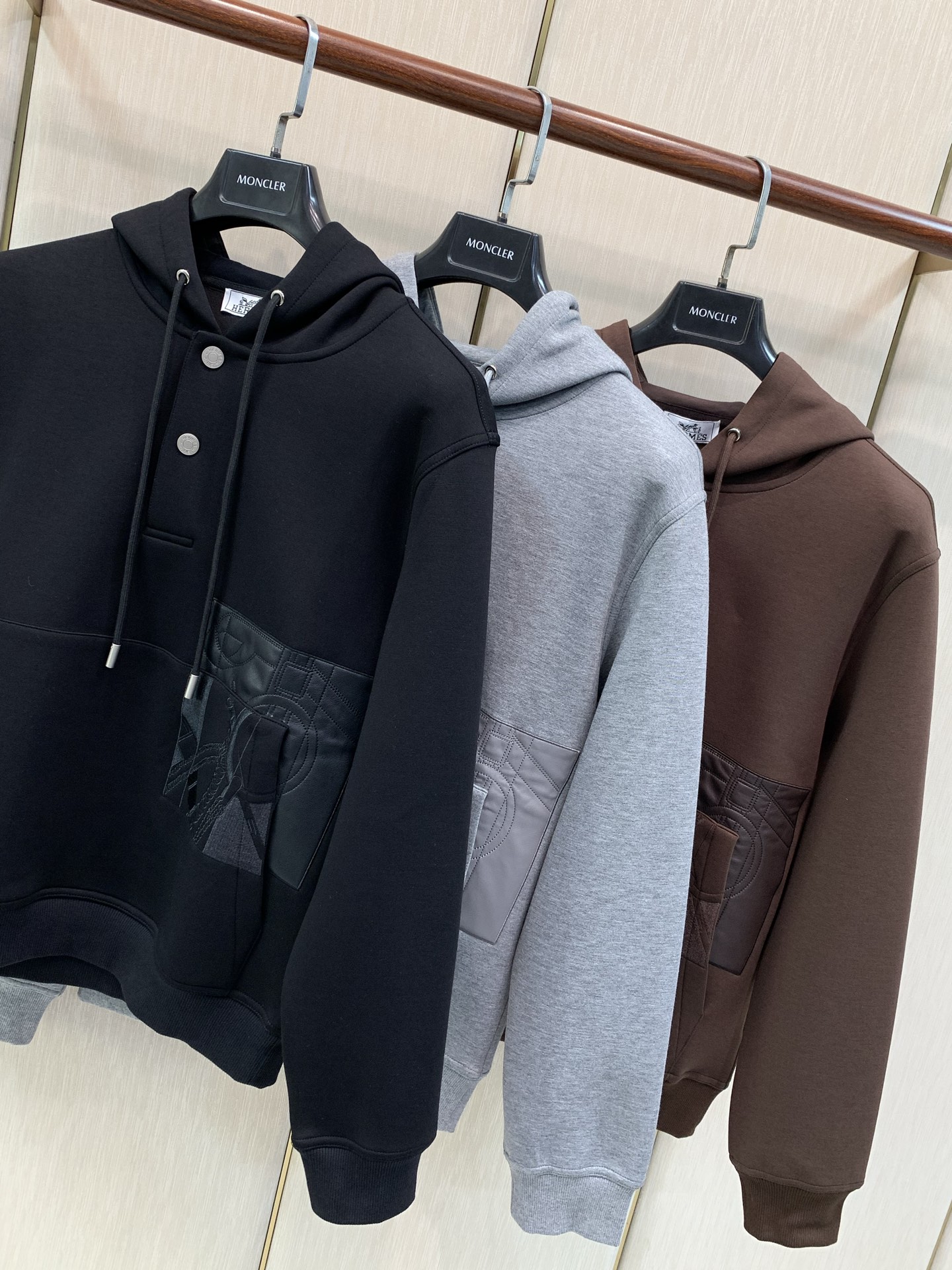 ，Hermès 爱马仕，2026秋季最新品，专柜同步有售，原单狠货，时尚休闲连帽卫衣，定制进口原版面料，舒适透气，顶级刺