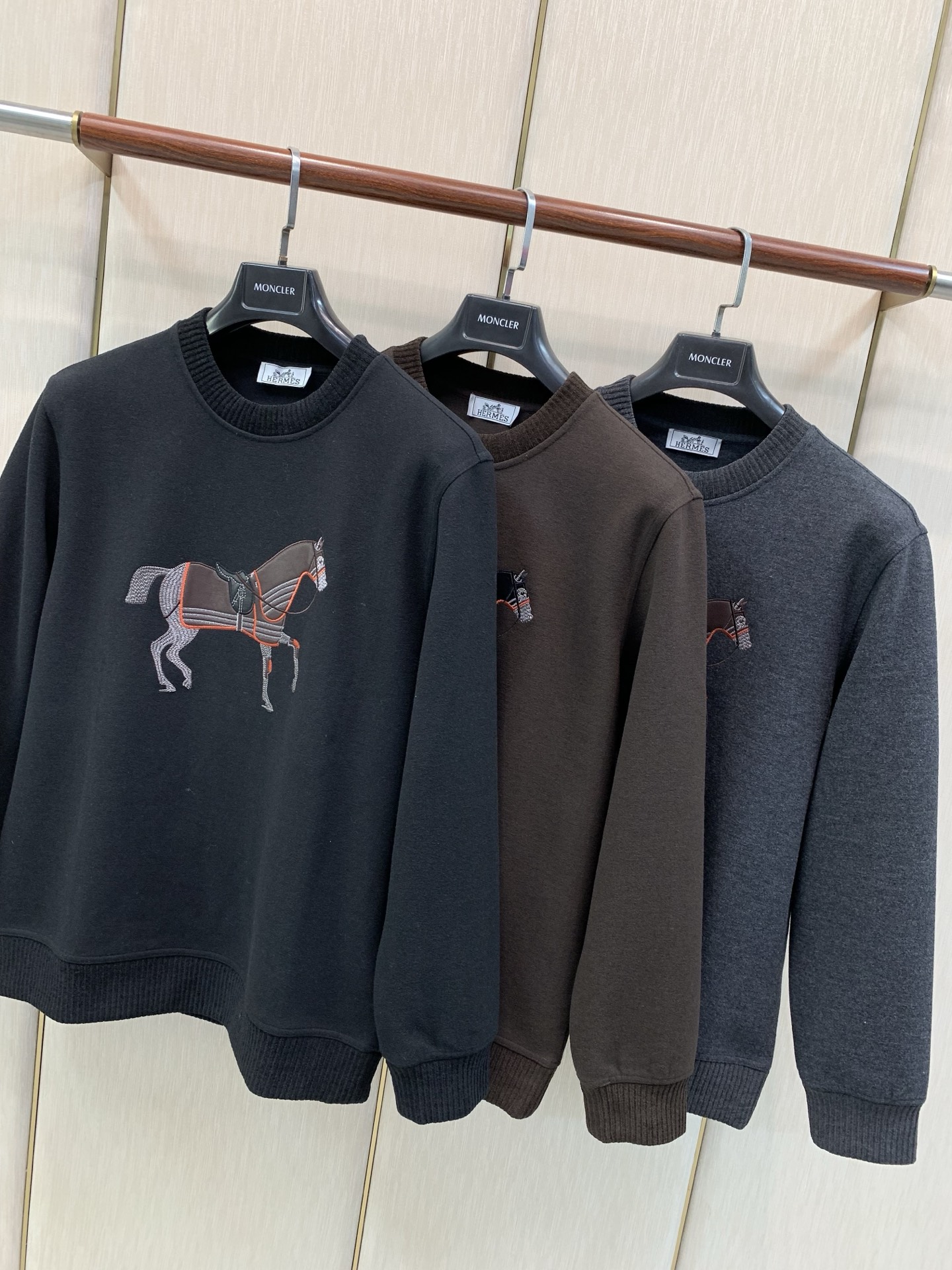 ，Hermès 爱马仕，2026秋季最新品，专柜同步有售，原单狠货，时尚休闲圆领卫衣，定制进口原版面料，舒适透气，顶级刺