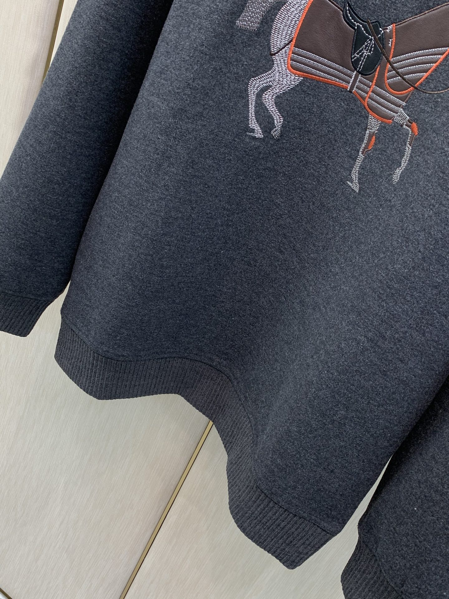 ，Hermès 爱马仕，2026秋季最新品，专柜同步有售，原单狠货，时尚休闲圆领卫衣，定制进口原版面料，舒适透气，顶级刺