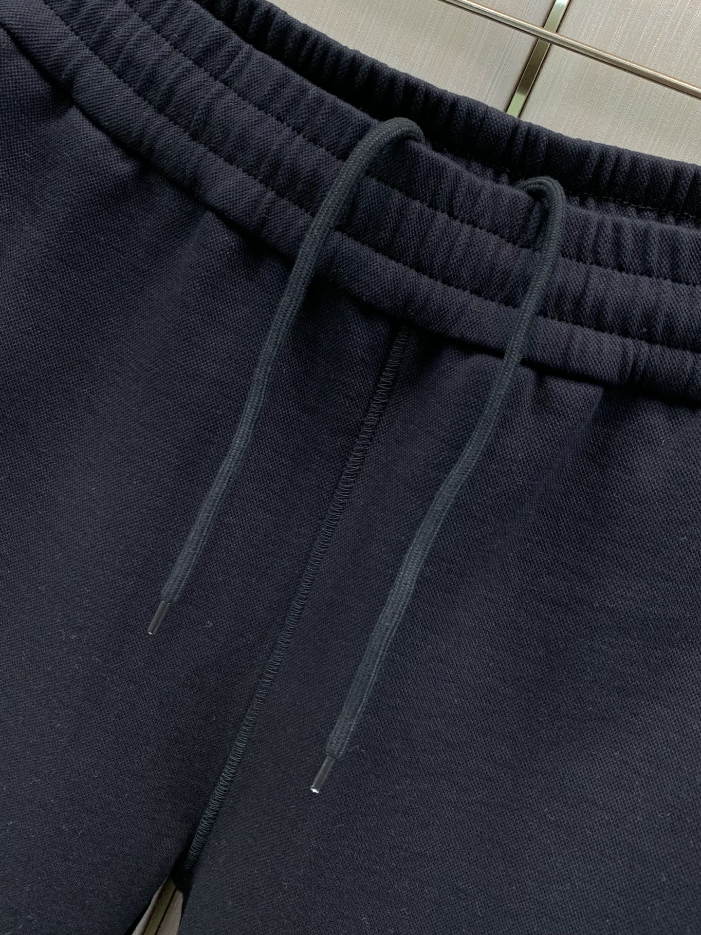 ，Moncler 蒙口，2026春秋最新品，专柜同步有售，原单狠货，时尚休闲裤，采用进口原版面料，顶级压胶工艺字母图案l