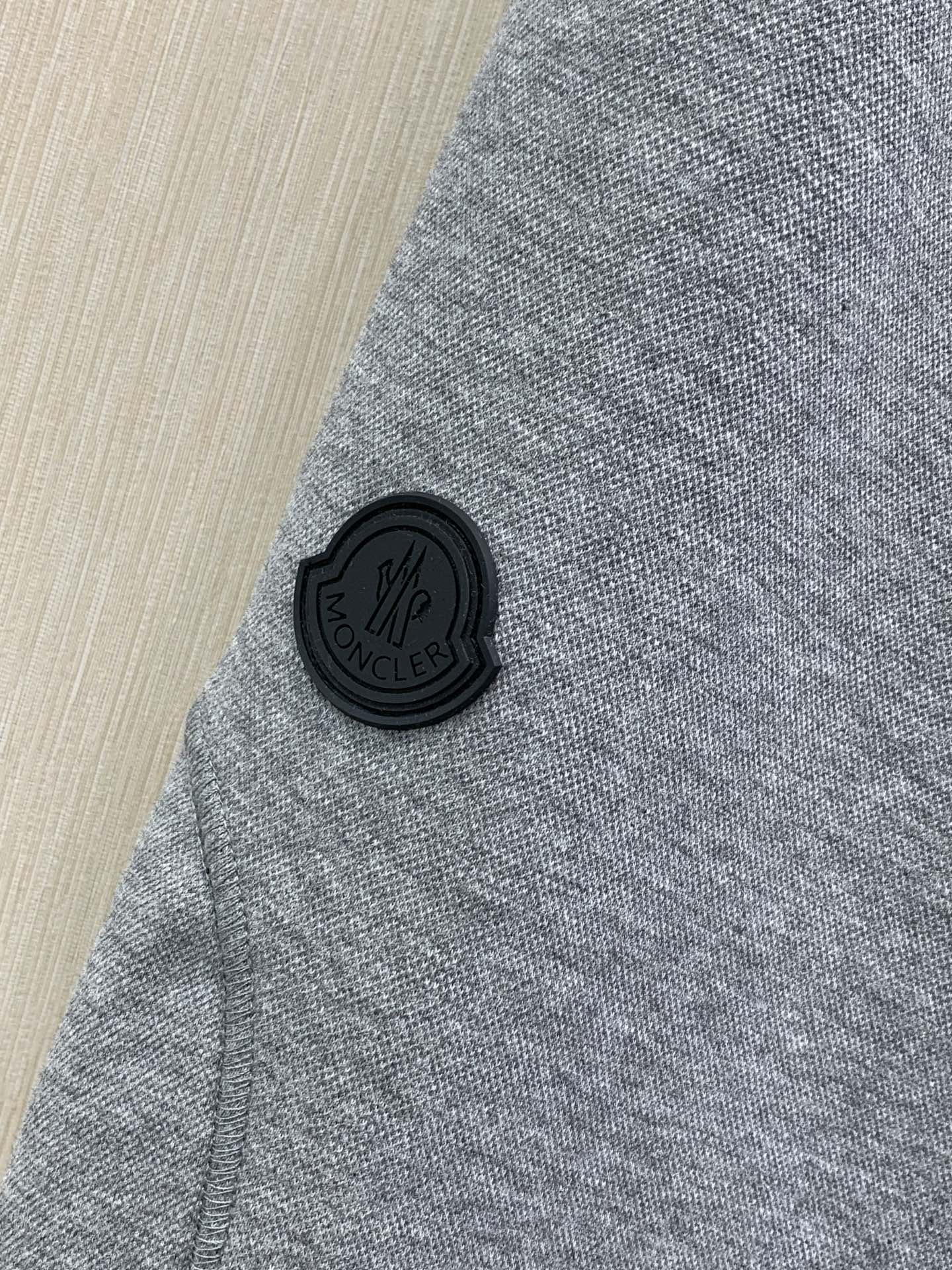 ，Moncler 蒙口，2026春秋最新品，专柜同步有售，原单狠货，时尚休闲裤，采用进口原版面料，顶级压胶工艺字母图案l