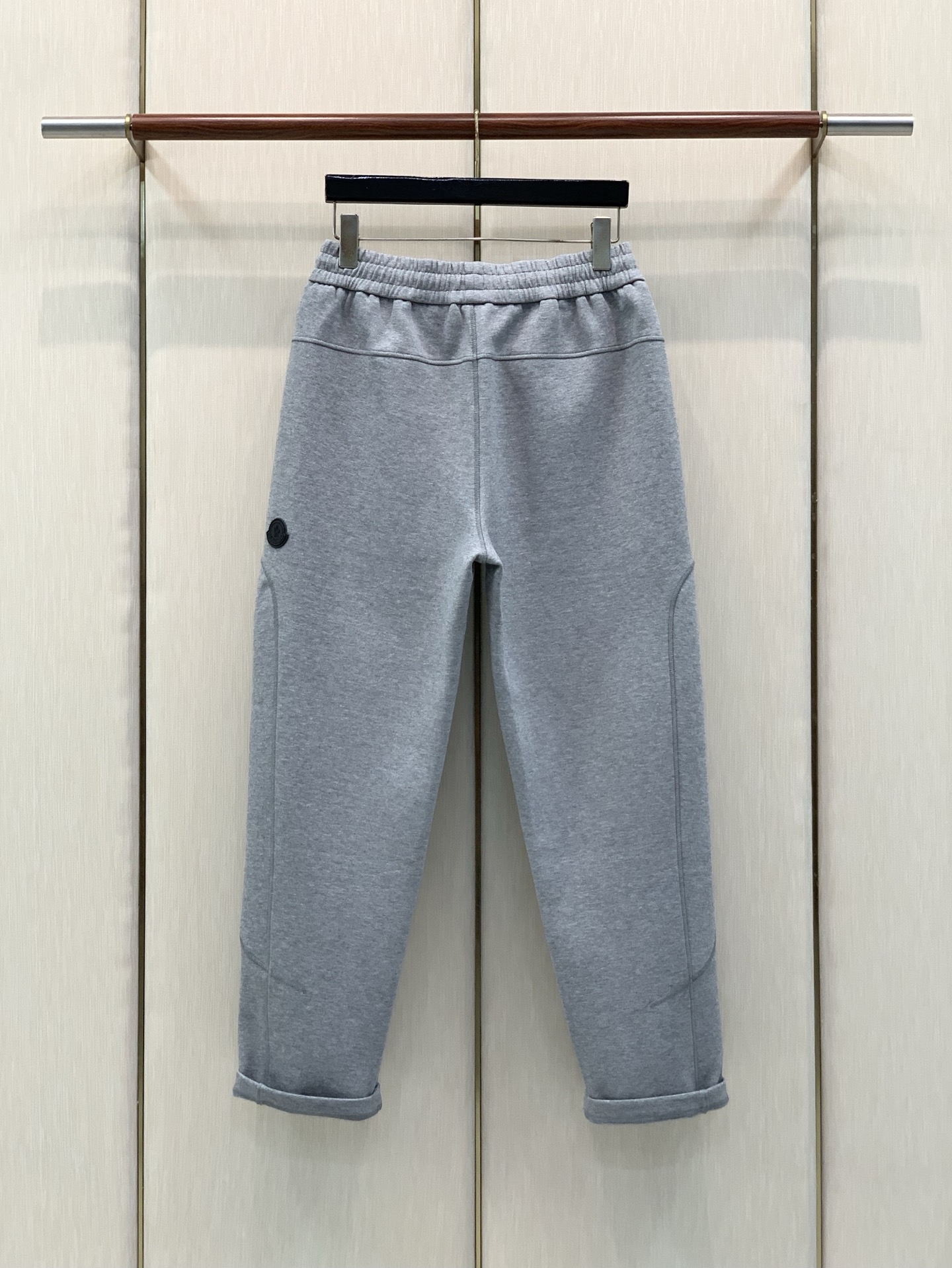 ，Moncler 蒙口，2026春秋最新品，专柜同步有售，原单狠货，时尚休闲裤，采用进口原版面料，顶级压胶工艺字母图案l