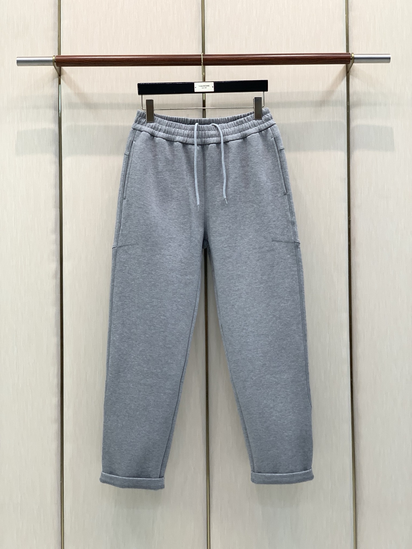 ，Moncler 蒙口，2026春秋最新品，专柜同步有售，原单狠货，时尚休闲裤，采用进口原版面料，顶级压胶工艺字母图案l