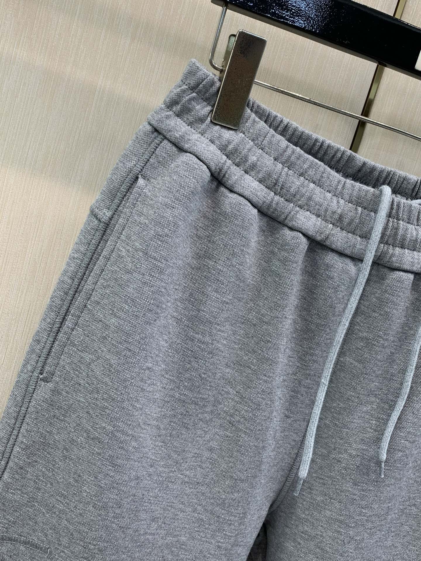 ，Moncler 蒙口，2026春秋最新品，专柜同步有售，原单狠货，时尚休闲裤，采用进口原版面料，顶级压胶工艺字母图案l