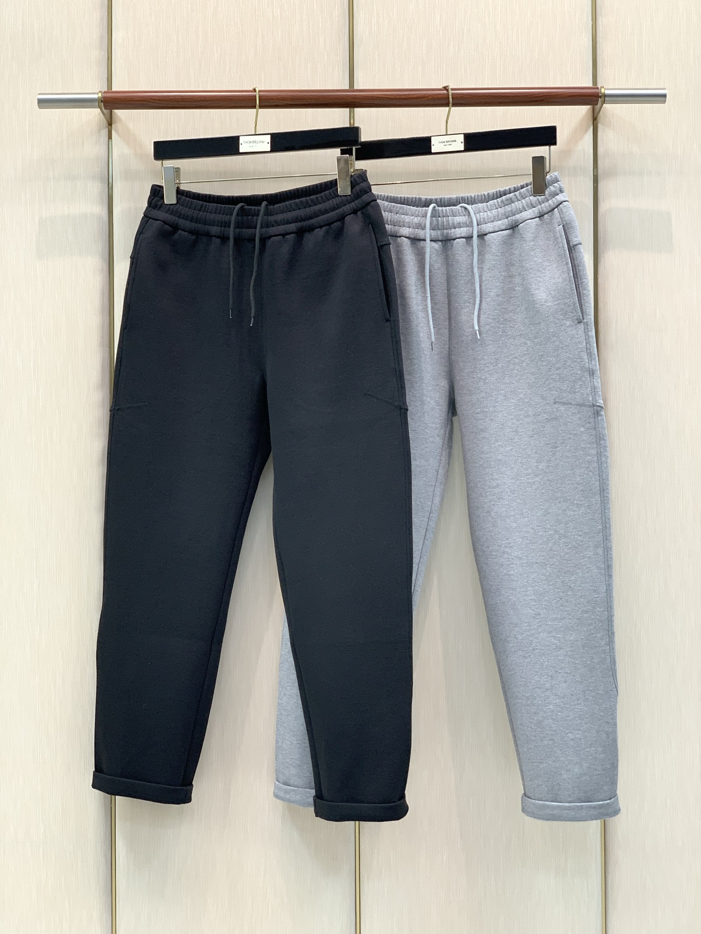 ，Moncler 蒙口，2026春秋最新品，专柜同步有售，原单狠货，时尚休闲裤，采用进口原版面料，顶级压胶工艺字母图案l