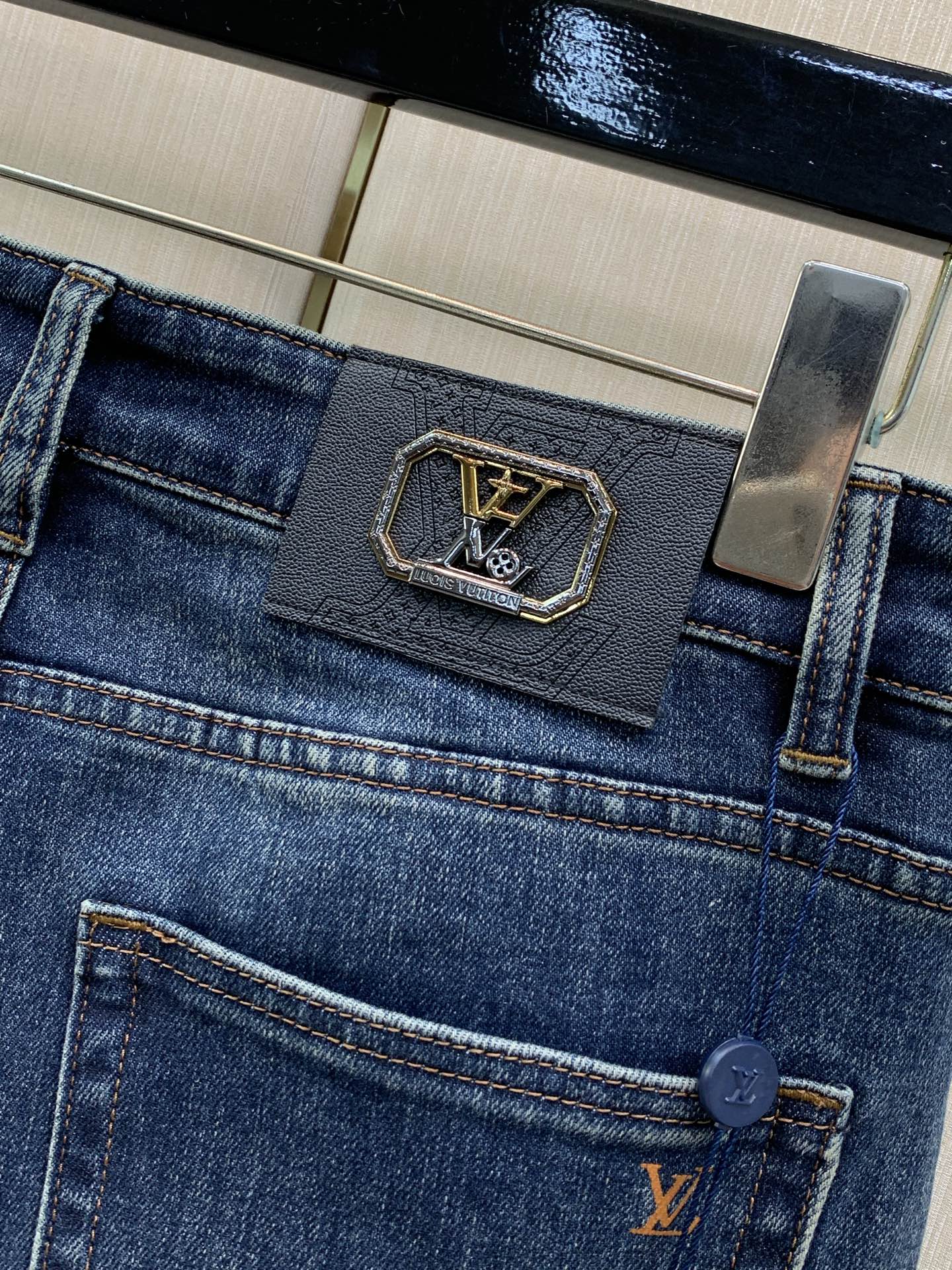 ，LouisVuitton 路易威登，2026春秋最新款，专柜同步有售，原单狠货，时尚休闲水洗牛仔裤，上身很有特点！吸睛