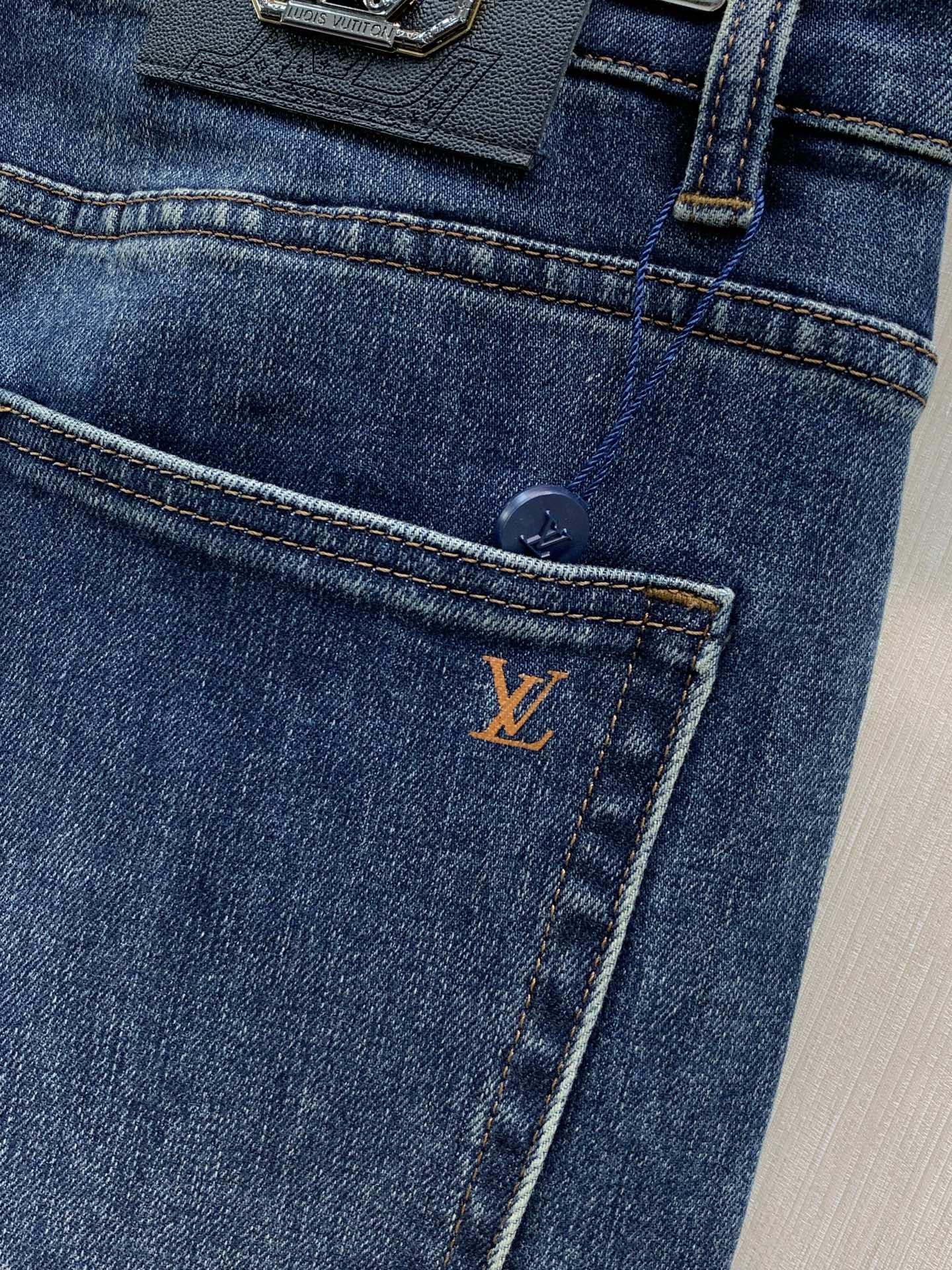 ，LouisVuitton 路易威登，2026春秋最新款，专柜同步有售，原单狠货，时尚休闲水洗牛仔裤，上身很有特点！吸睛