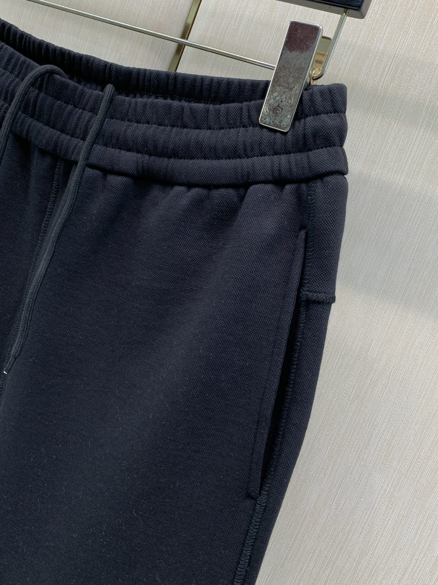 ，Moncler 蒙口，2026春秋最新品，专柜同步有售，原单狠货，时尚休闲裤，采用进口原版面料，顶级压胶工艺字母图案l
