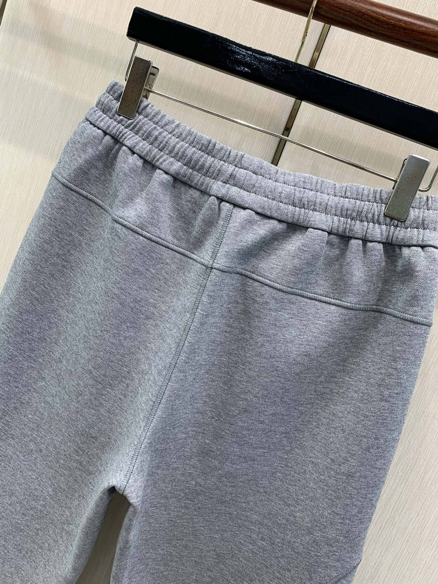，Moncler 蒙口，2026春秋最新品，专柜同步有售，原单狠货，时尚休闲裤，采用进口原版面料，顶级压胶工艺字母图案l