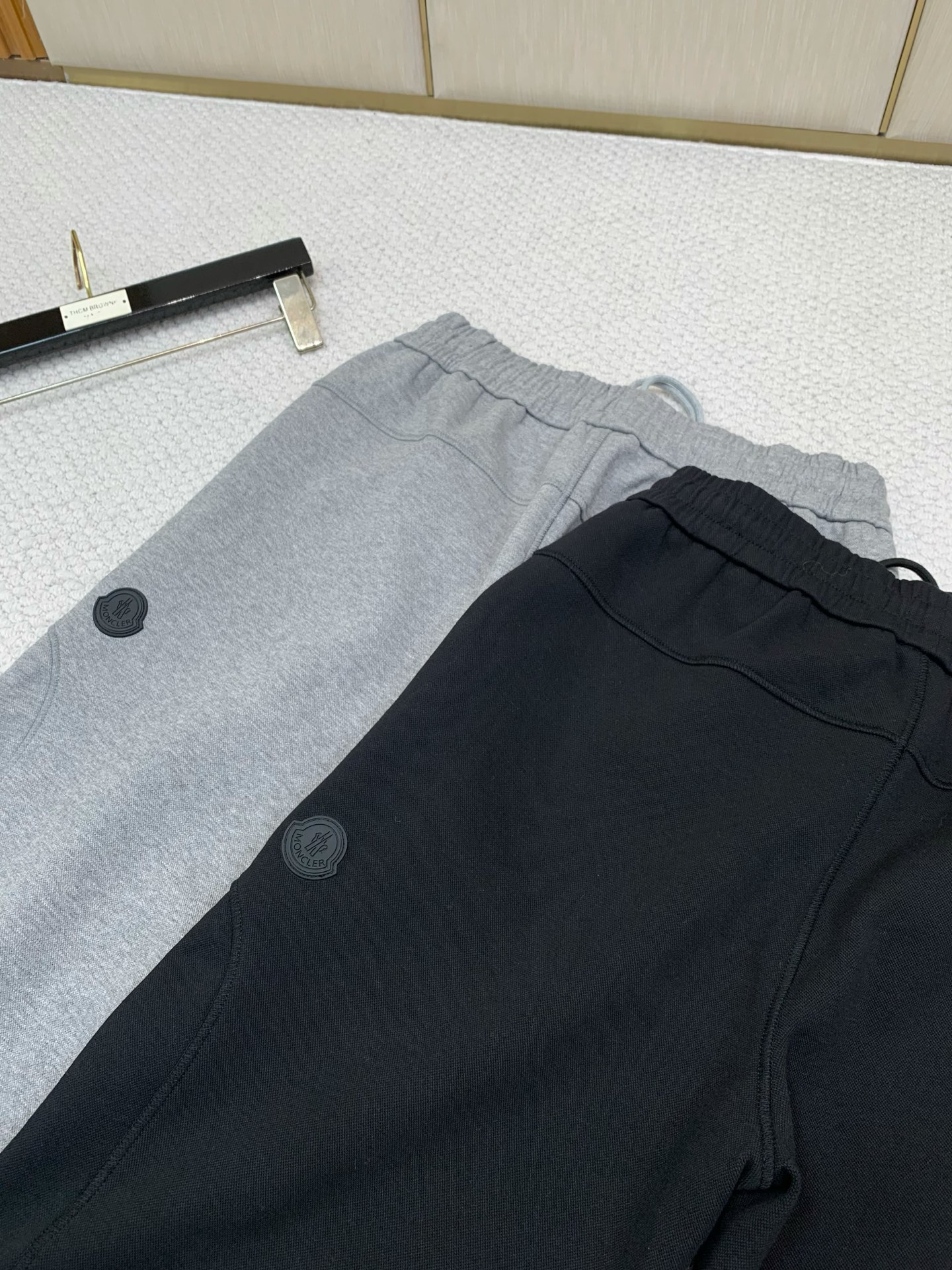 ，Moncler 蒙口，2026春秋最新品，专柜同步有售，原单狠货，时尚休闲裤，采用进口原版面料，顶级压胶工艺字母图案l