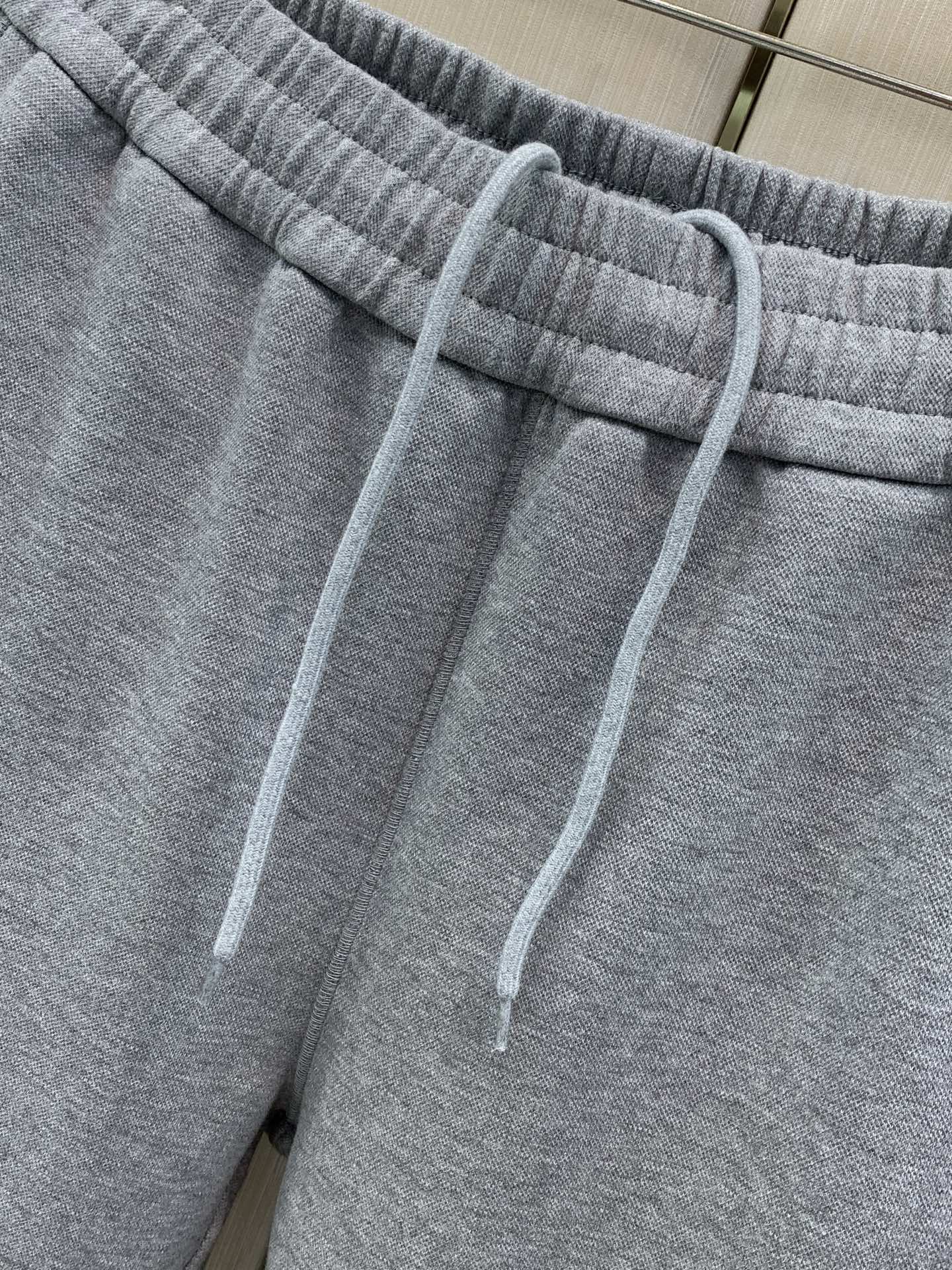 ，Moncler 蒙口，2026春秋最新品，专柜同步有售，原单狠货，时尚休闲裤，采用进口原版面料，顶级压胶工艺字母图案l