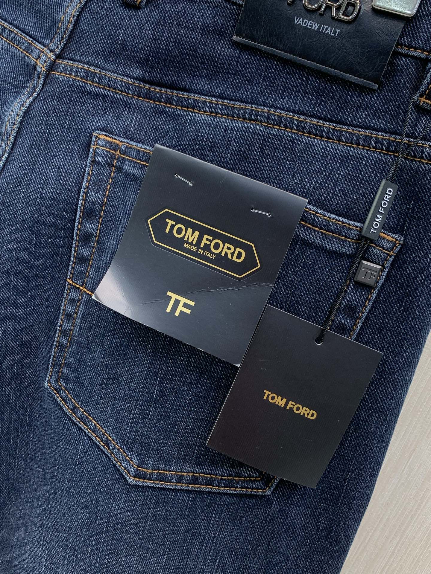 ，Tom Ford 汤姆·福特，2026春秋最新品，时尚休闲水洗牛仔裤，专柜同步有售，原单狠货，采用进口原版面料，舒适度