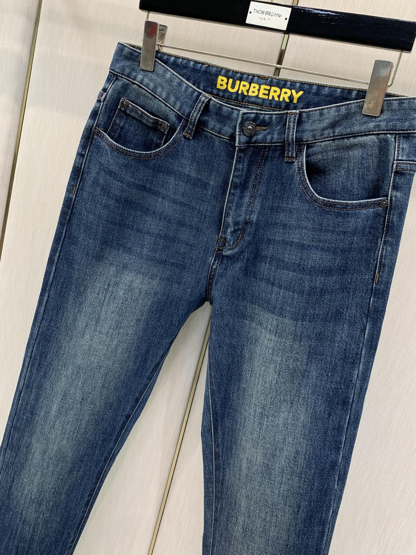 ，Burberry 巴宝莉，2026春秋最新品，专柜同步有售，原单狠货，时尚休闲水洗牛仔裤，进口原版面料，上身舒适透气，