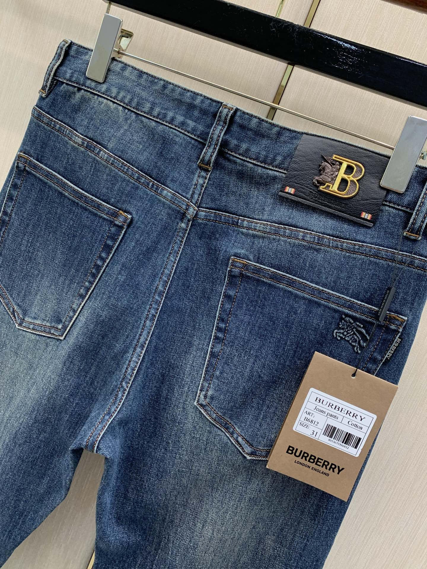 ，Burberry 巴宝莉，2026春秋最新品，专柜同步有售，原单狠货，时尚休闲水洗牛仔裤，进口原版面料，上身舒适透气，