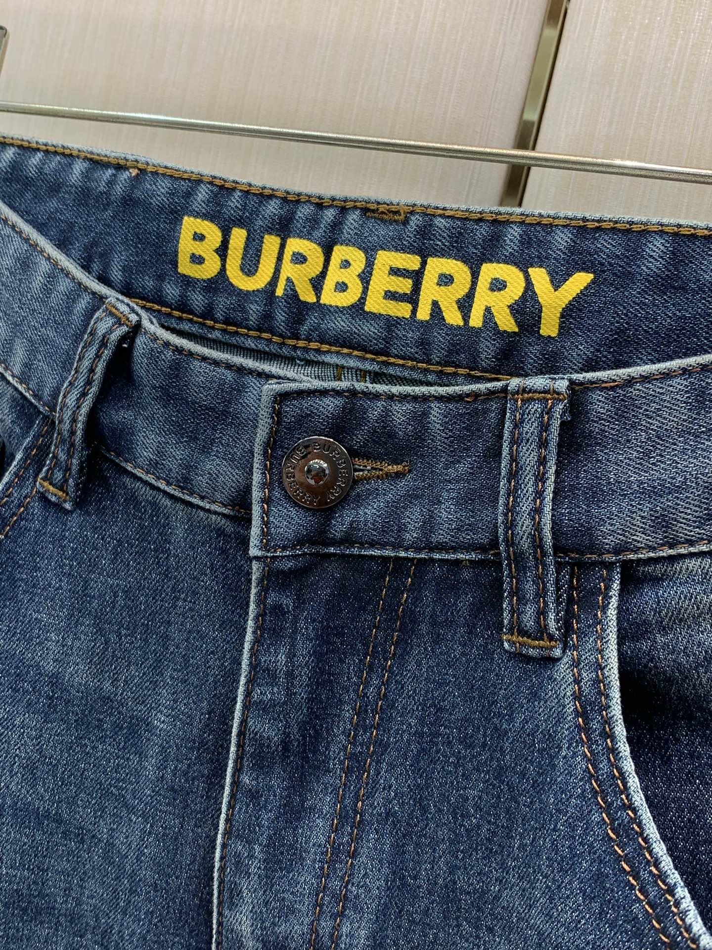 ，Burberry 巴宝莉，2026春秋最新品，专柜同步有售，原单狠货，时尚休闲水洗牛仔裤，进口原版面料，上身舒适透气，