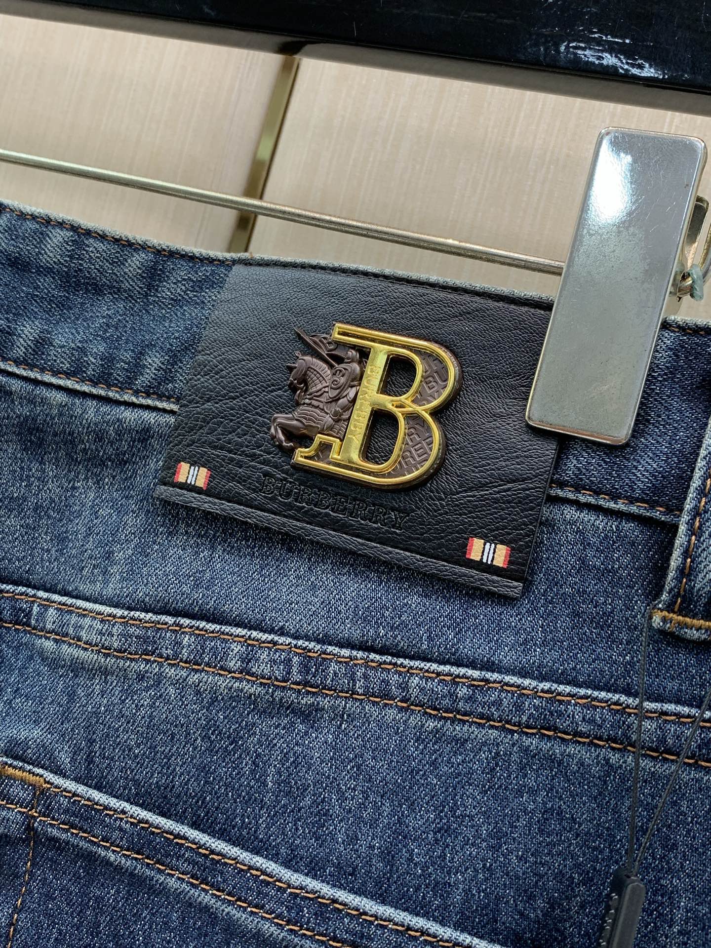 ，Burberry 巴宝莉，2026春秋最新品，专柜同步有售，原单狠货，时尚休闲水洗牛仔裤，进口原版面料，上身舒适透气，