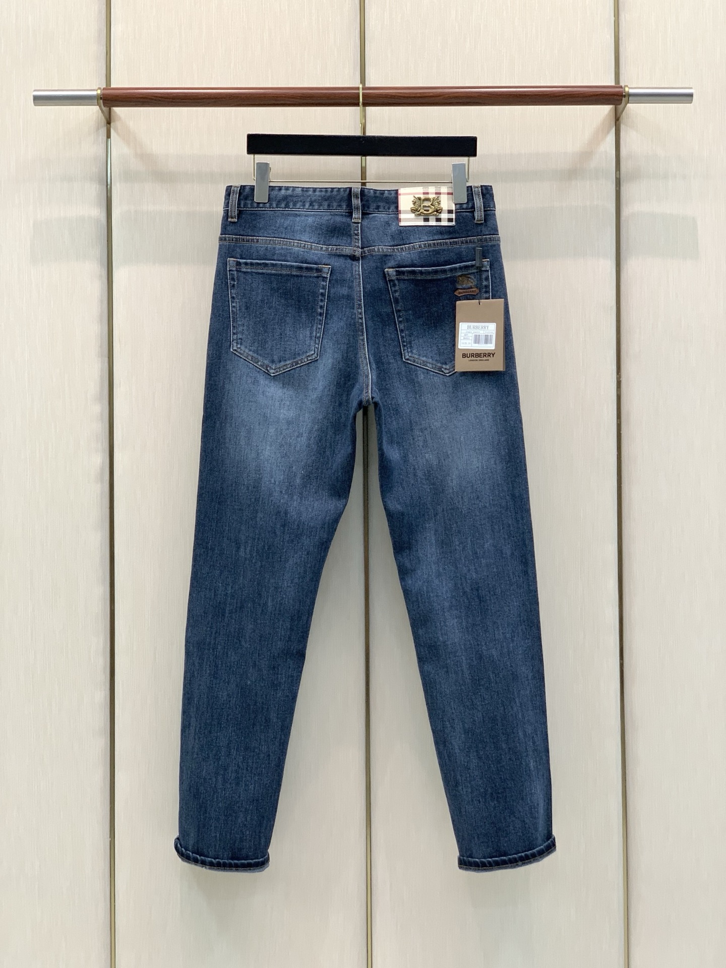 ，Burberry 巴宝莉，2026春秋最新品，专柜同步有售，原单狠货，时尚休闲水洗牛仔裤，进口原版面料，上身舒适透气，