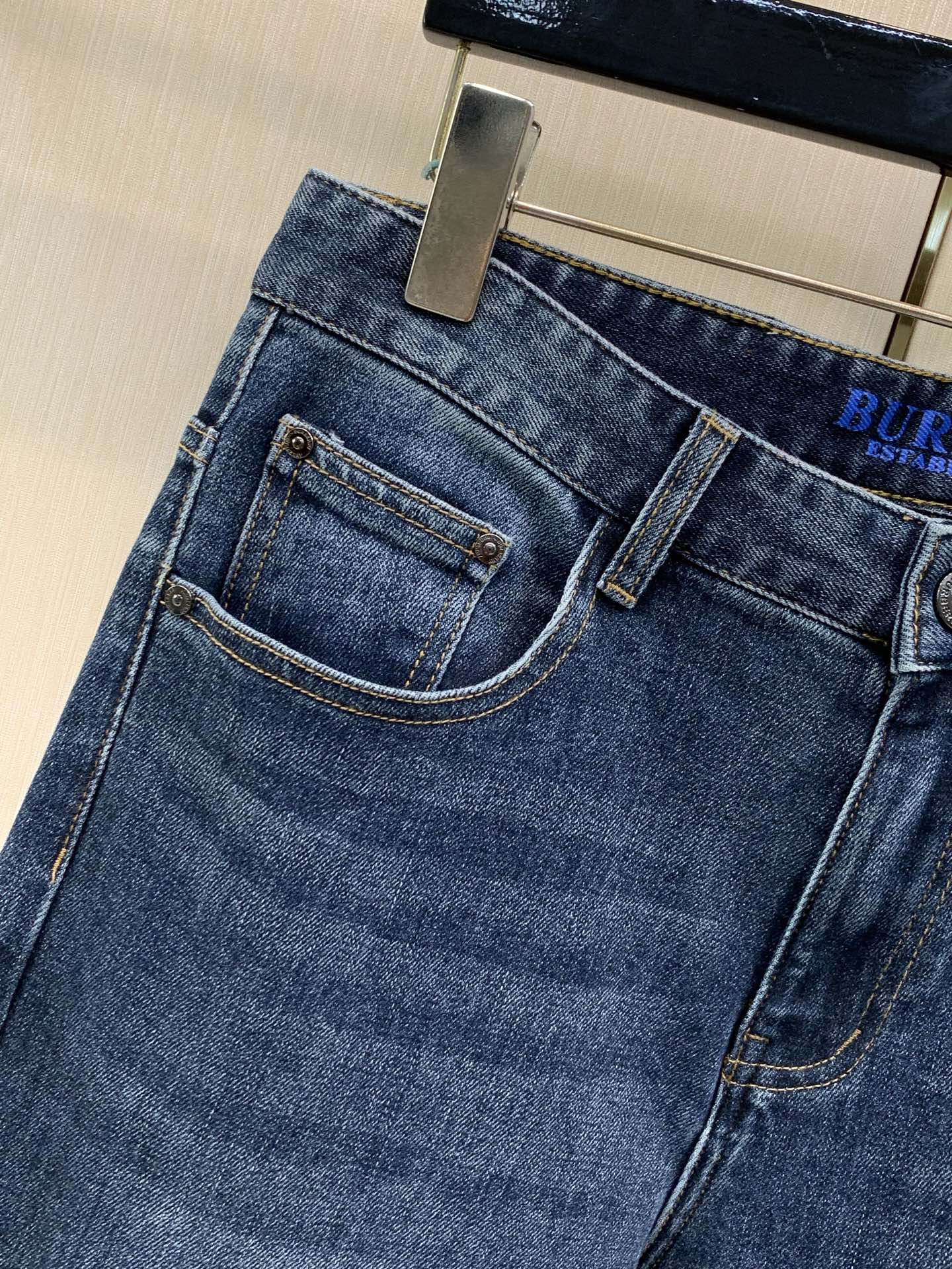 ，Burberry 巴宝莉，2026春秋最新品，专柜同步有售，原单狠货，时尚休闲水洗牛仔裤，进口原版面料，上身舒适透气，