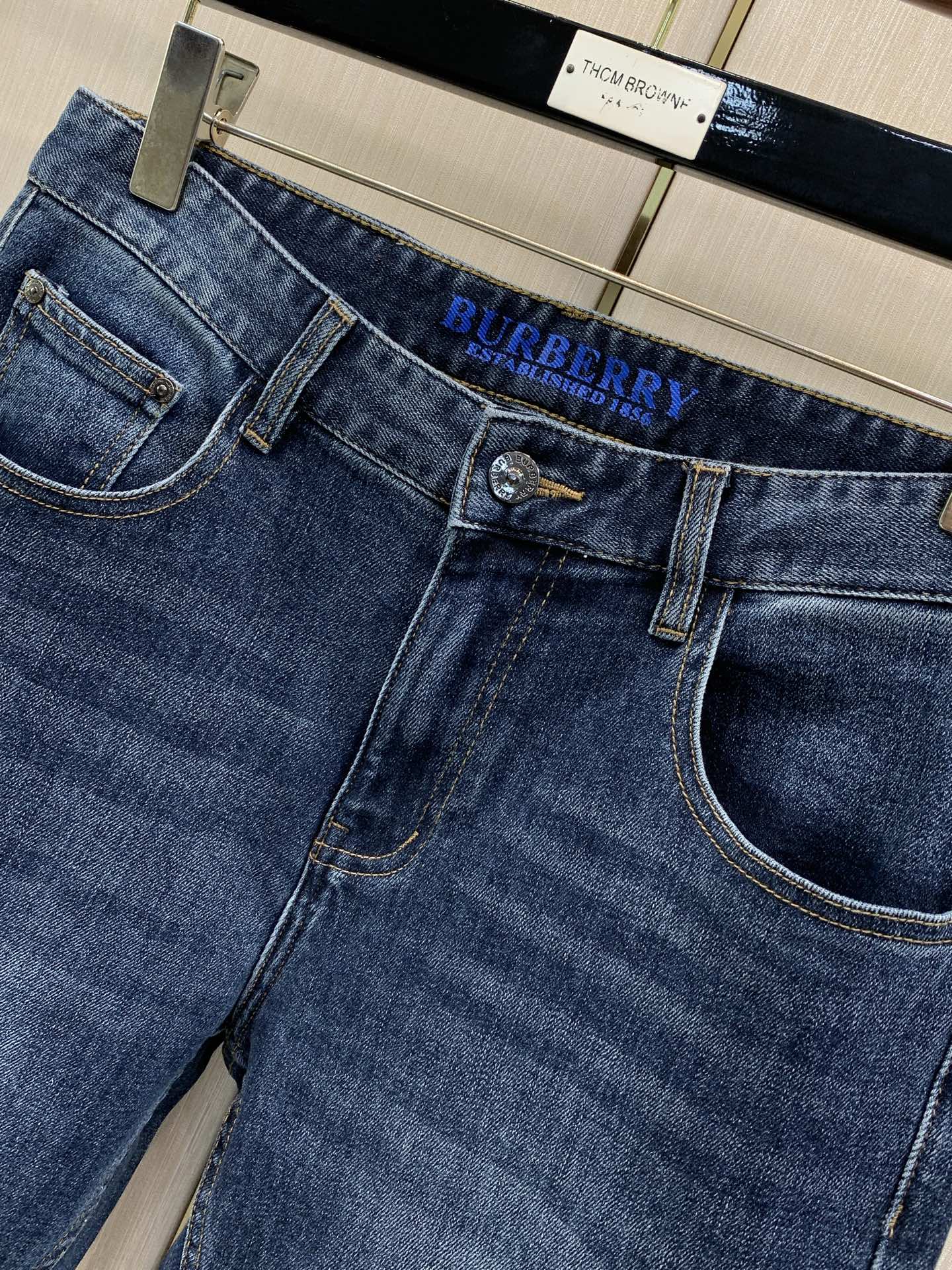 ，Burberry 巴宝莉，2026春秋最新品，专柜同步有售，原单狠货，时尚休闲水洗牛仔裤，进口原版面料，上身舒适透气，