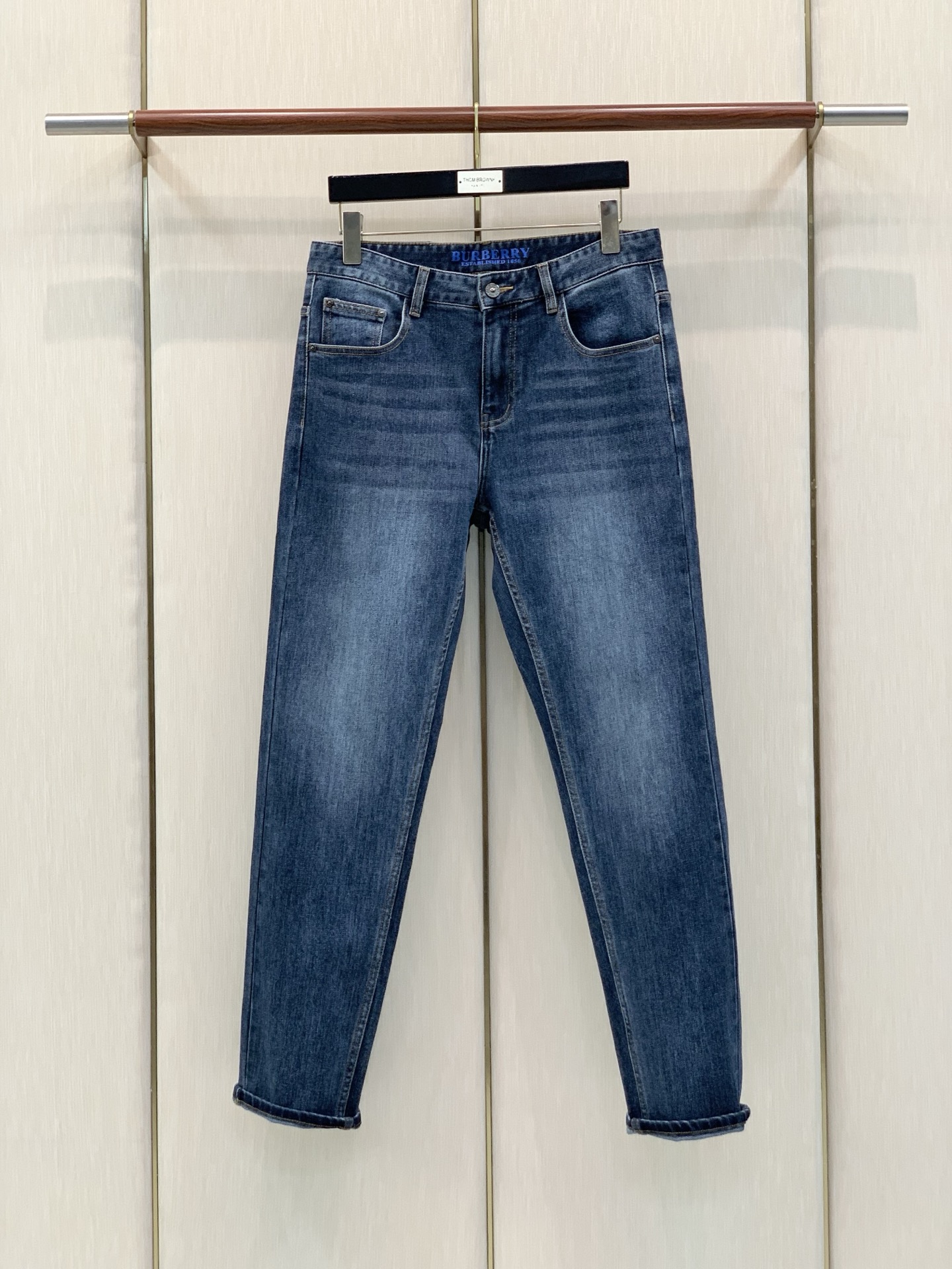，Burberry 巴宝莉，2026春秋最新品，专柜同步有售，原单狠货，时尚休闲水洗牛仔裤，进口原版面料，上身舒适透气，
