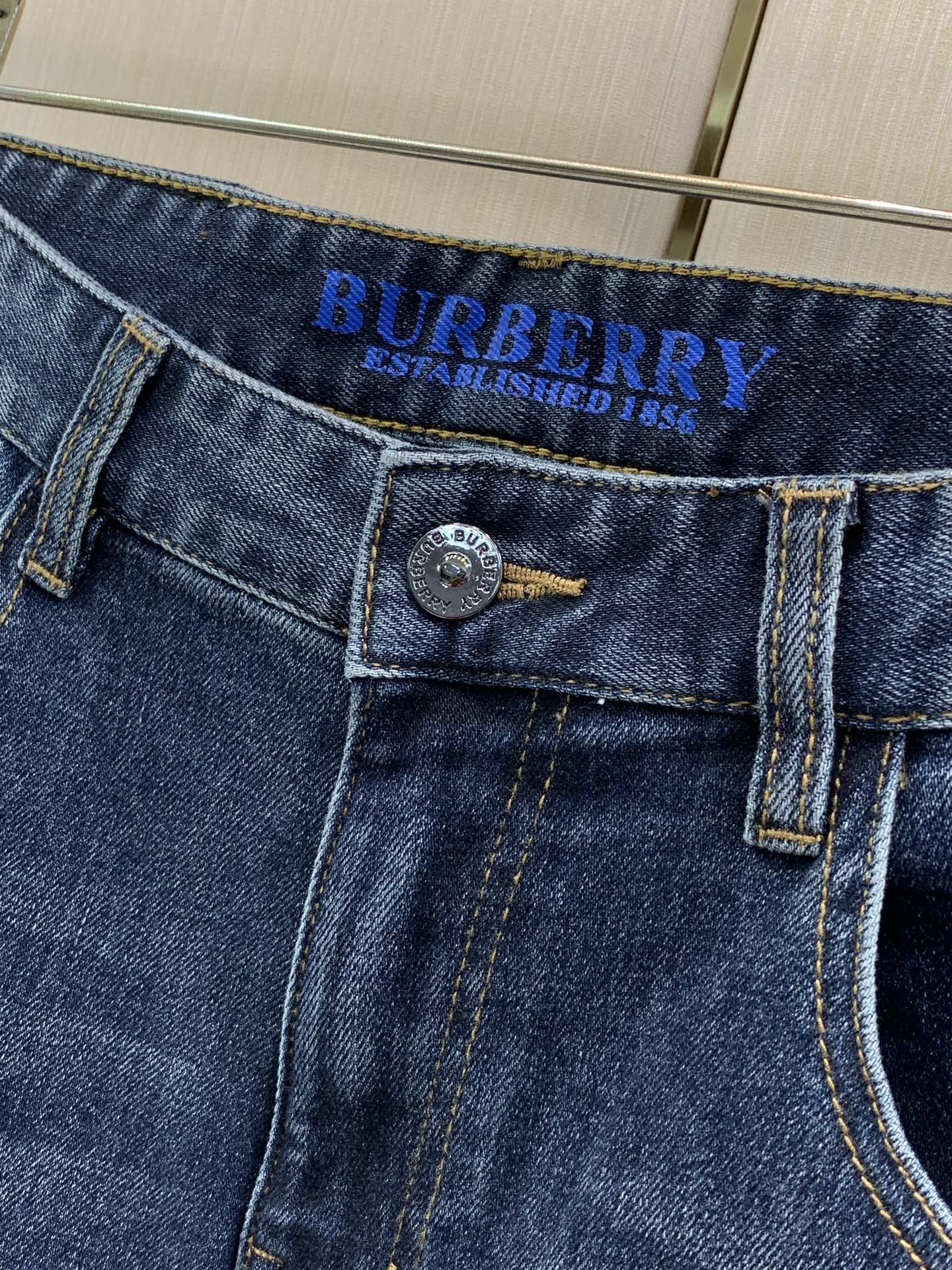 ，Burberry 巴宝莉，2026春秋最新品，专柜同步有售，原单狠货，时尚休闲水洗牛仔裤，进口原版面料，上身舒适透气，