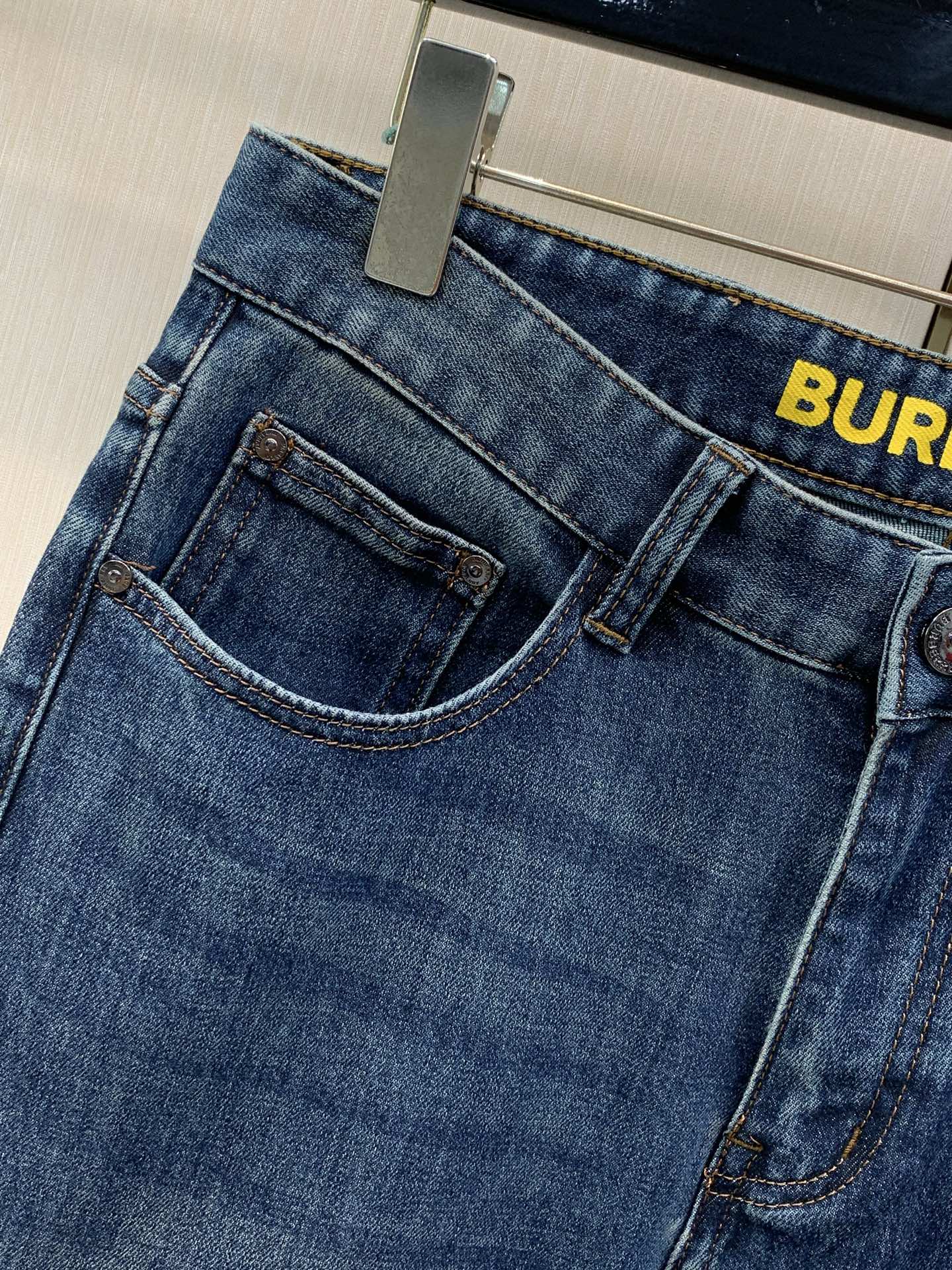 ，Burberry 巴宝莉，2026春秋最新品，专柜同步有售，原单狠货，时尚休闲水洗牛仔裤，进口原版面料，上身舒适透气，