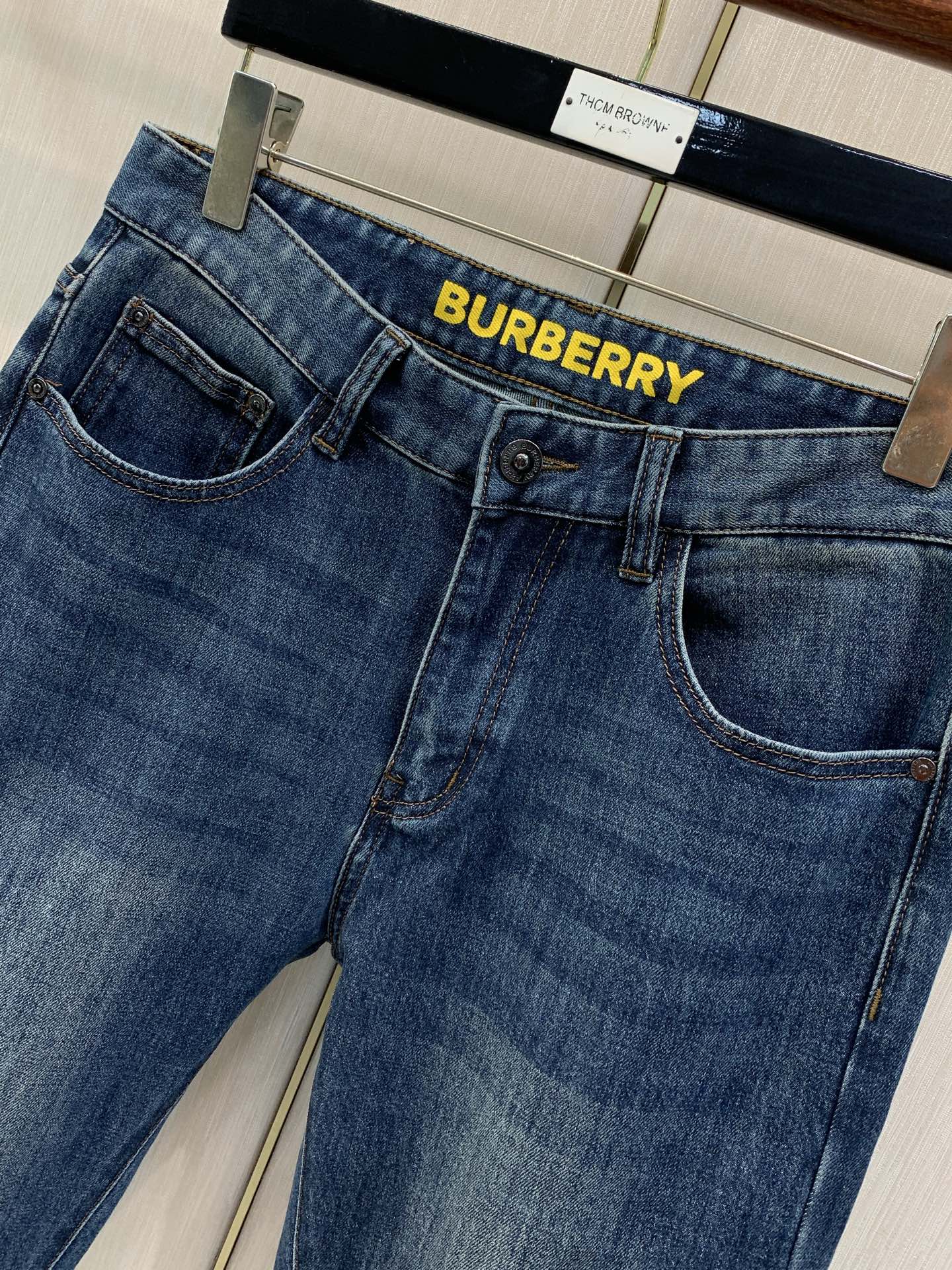，Burberry 巴宝莉，2026春秋最新品，专柜同步有售，原单狠货，时尚休闲水洗牛仔裤，进口原版面料，上身舒适透气，