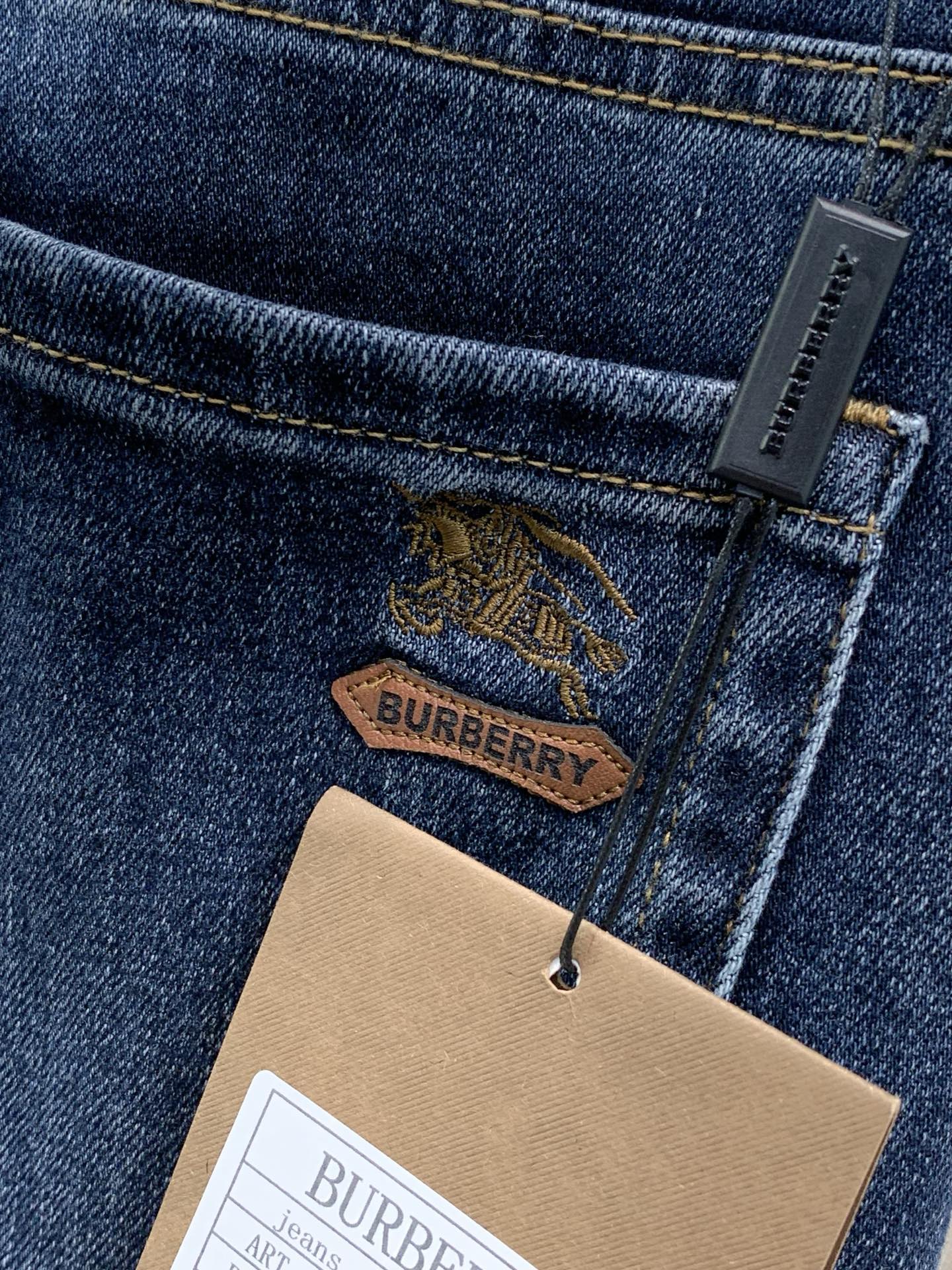 ，Burberry 巴宝莉，2026春秋最新品，专柜同步有售，原单狠货，时尚休闲水洗牛仔裤，进口原版面料，上身舒适透气，
