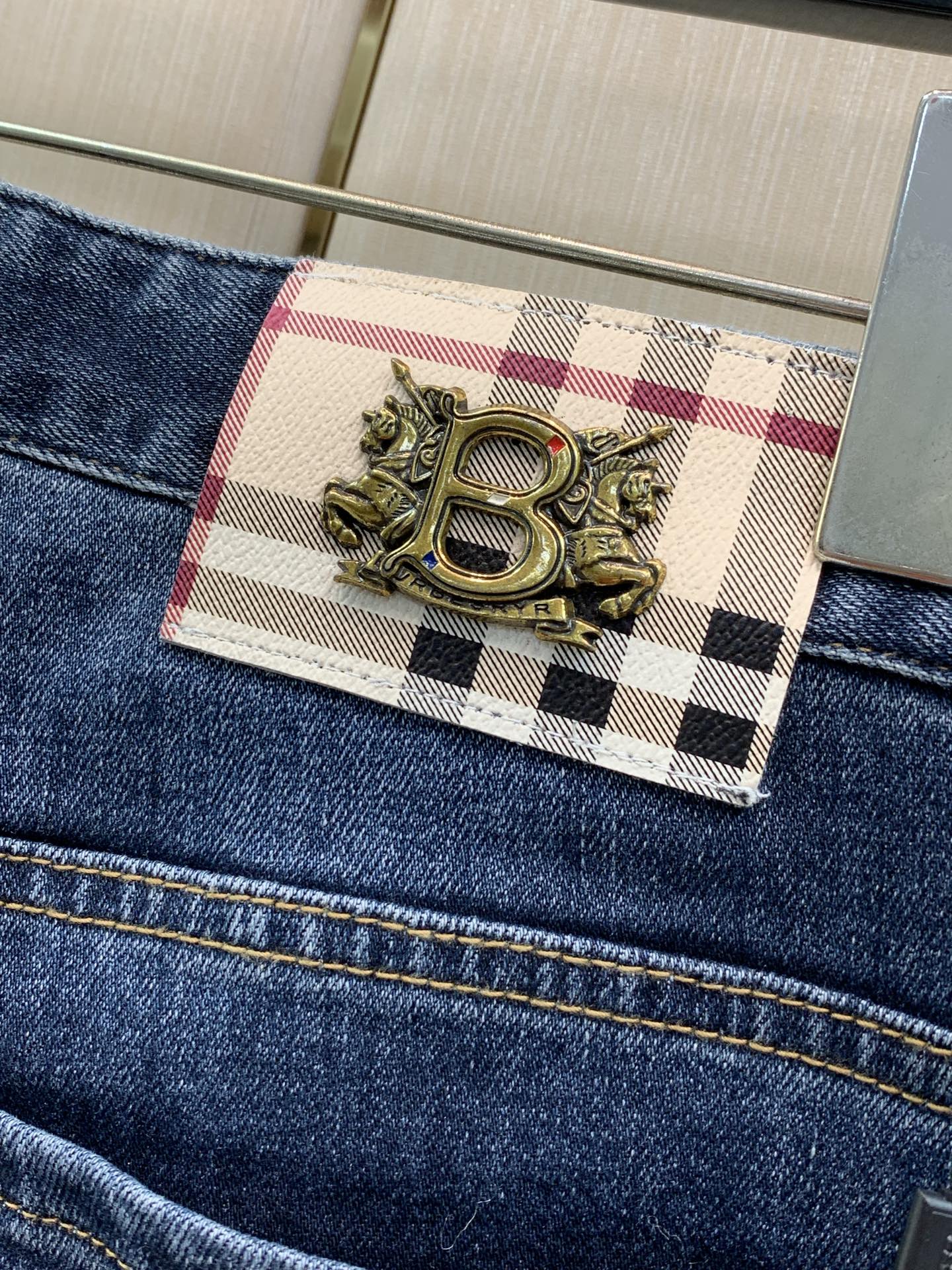 ，Burberry 巴宝莉，2026春秋最新品，专柜同步有售，原单狠货，时尚休闲水洗牛仔裤，进口原版面料，上身舒适透气，