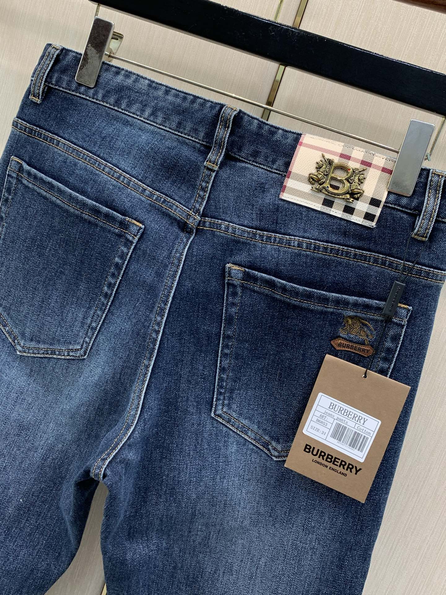 ，Burberry 巴宝莉，2026春秋最新品，专柜同步有售，原单狠货，时尚休闲水洗牛仔裤，进口原版面料，上身舒适透气，