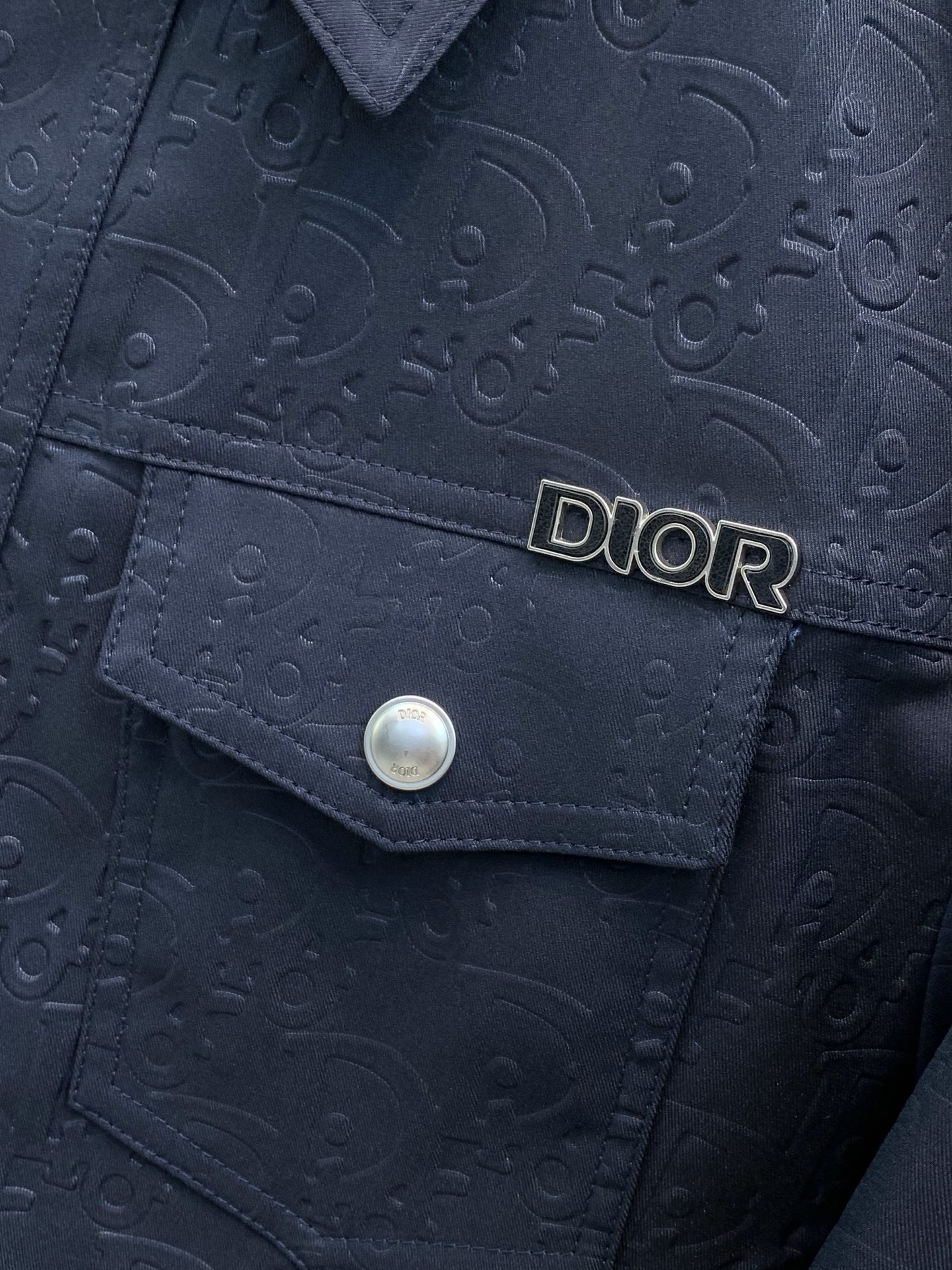 ,Dior 迪奥, 2026秋季新品,专柜同步有售,简约时尚休闲翻领夹克外套,原版进口面料,舒适透气,顶级金属配件字母工 ,Dior 迪奥, 2026秋季新品,专柜同步有售,简约时尚休闲翻领夹克外套,原版进口面料,舒适透气,顶级金属配件字母工