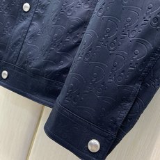 ,Dior 迪奥, 2026秋季新品,专柜同步有售,简约时尚休闲翻领夹克外套,原版进口面料,舒适透气,顶级金属配件字母工 ,Dior 迪奥, 2026秋季新品,专柜同步有售,简约时尚休闲翻领夹克外套,原版进口面料,舒适透气,顶级金属配件字母工