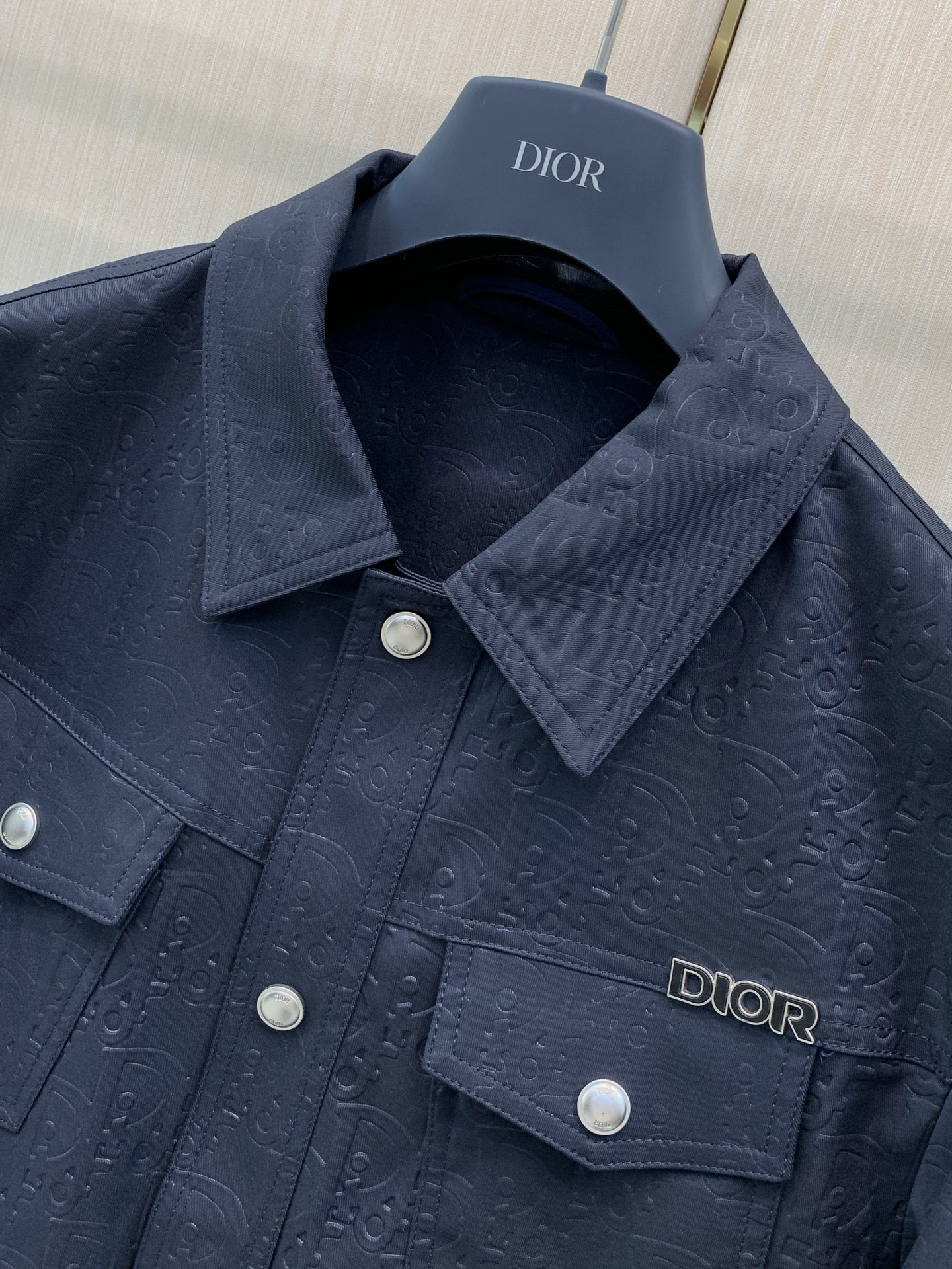 ,Dior 迪奥, 2026秋季新品,专柜同步有售,简约时尚休闲翻领夹克外套,原版进口面料,舒适透气,顶级金属配件字母工 ,Dior 迪奥, 2026秋季新品,专柜同步有售,简约时尚休闲翻领夹克外套,原版进口面料,舒适透气,顶级金属配件字母工