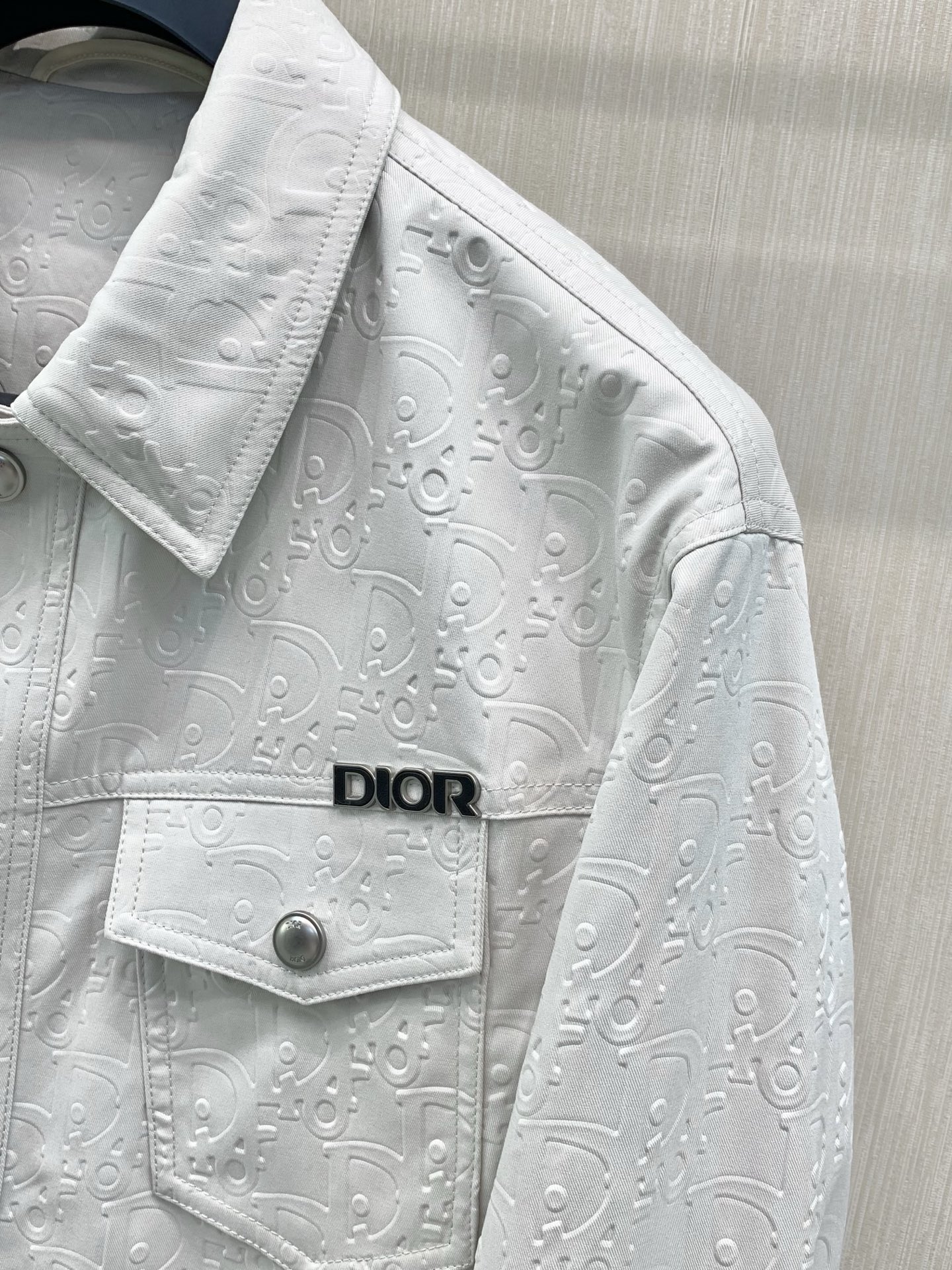 ，Dior 迪奥， 2026秋季新品，专柜同步有售，简约时尚休闲翻领夹克外套，原版进口面料，舒适透气，顶级金属配件字母工