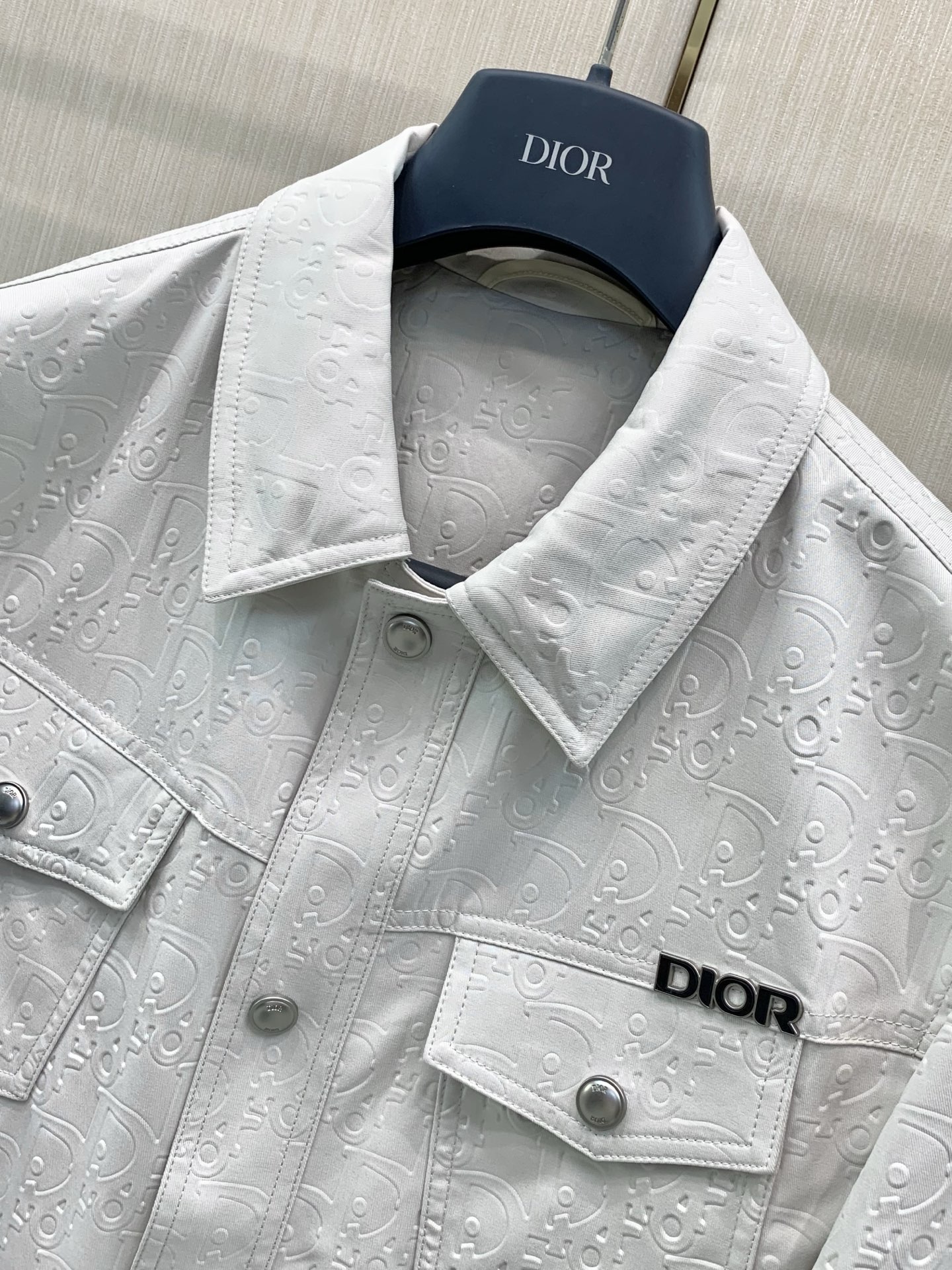 ，Dior 迪奥， 2026秋季新品，专柜同步有售，简约时尚休闲翻领夹克外套，原版进口面料，舒适透气，顶级金属配件字母工