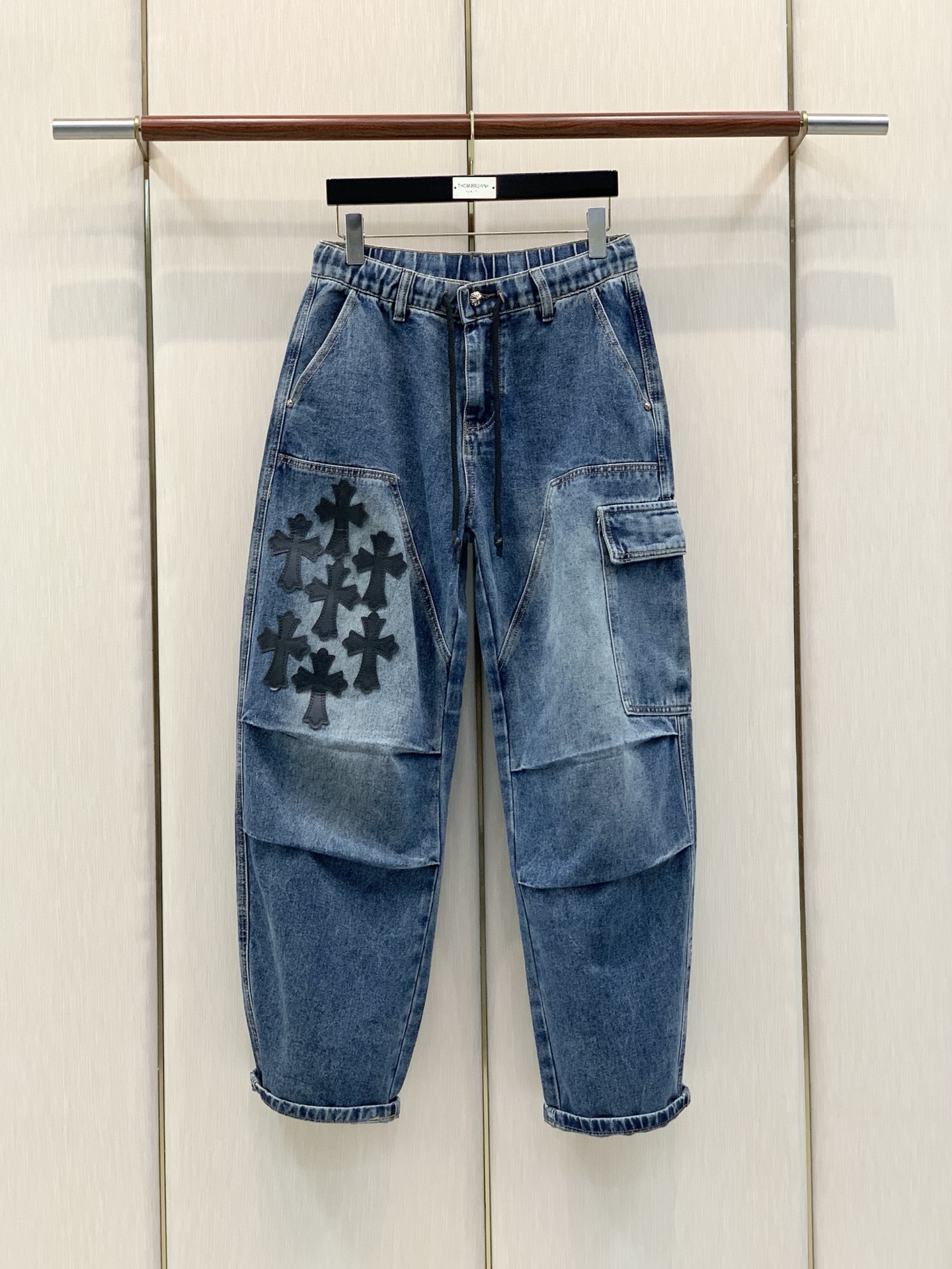，Chrome Hearts 克罗心，2026春秋新品，专柜同步有售，原单狠货，时尚休闲水洗牛仔裤，采用进口原版面料，顶