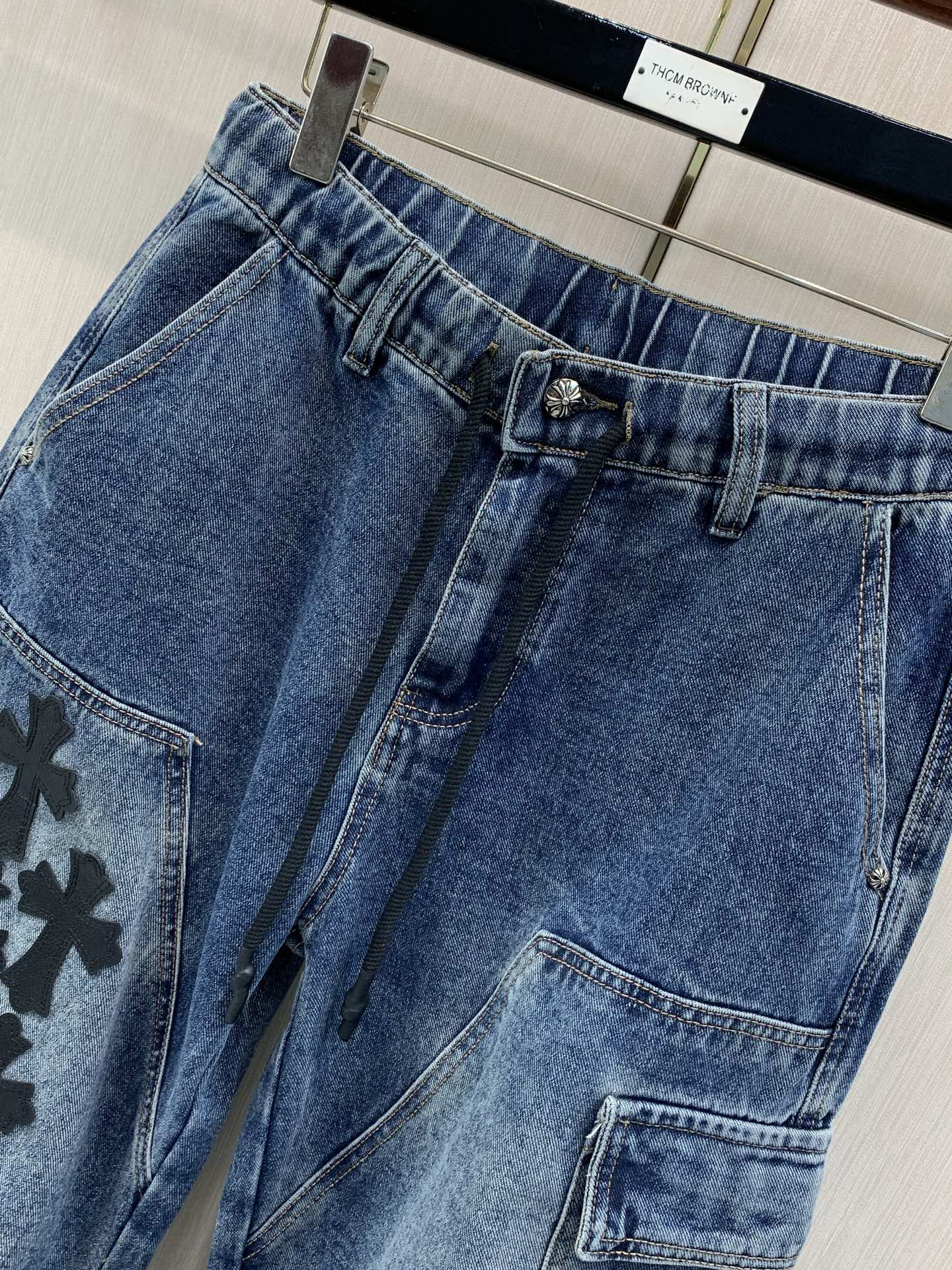 ，Chrome Hearts 克罗心，2026春秋新品，专柜同步有售，原单狠货，时尚休闲水洗牛仔裤，采用进口原版面料，顶