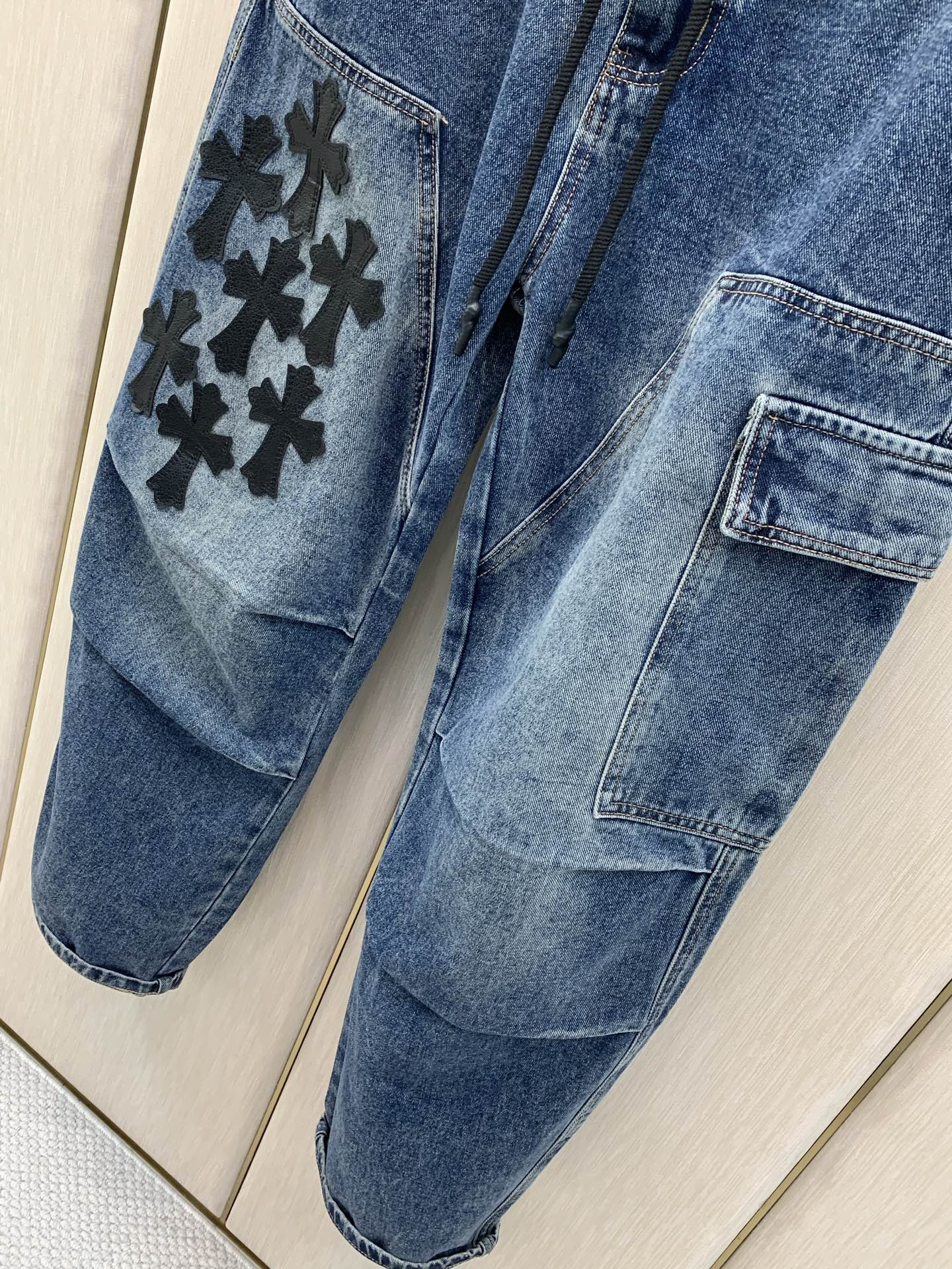 ，Chrome Hearts 克罗心，2026春秋新品，专柜同步有售，原单狠货，时尚休闲水洗牛仔裤，采用进口原版面料，顶