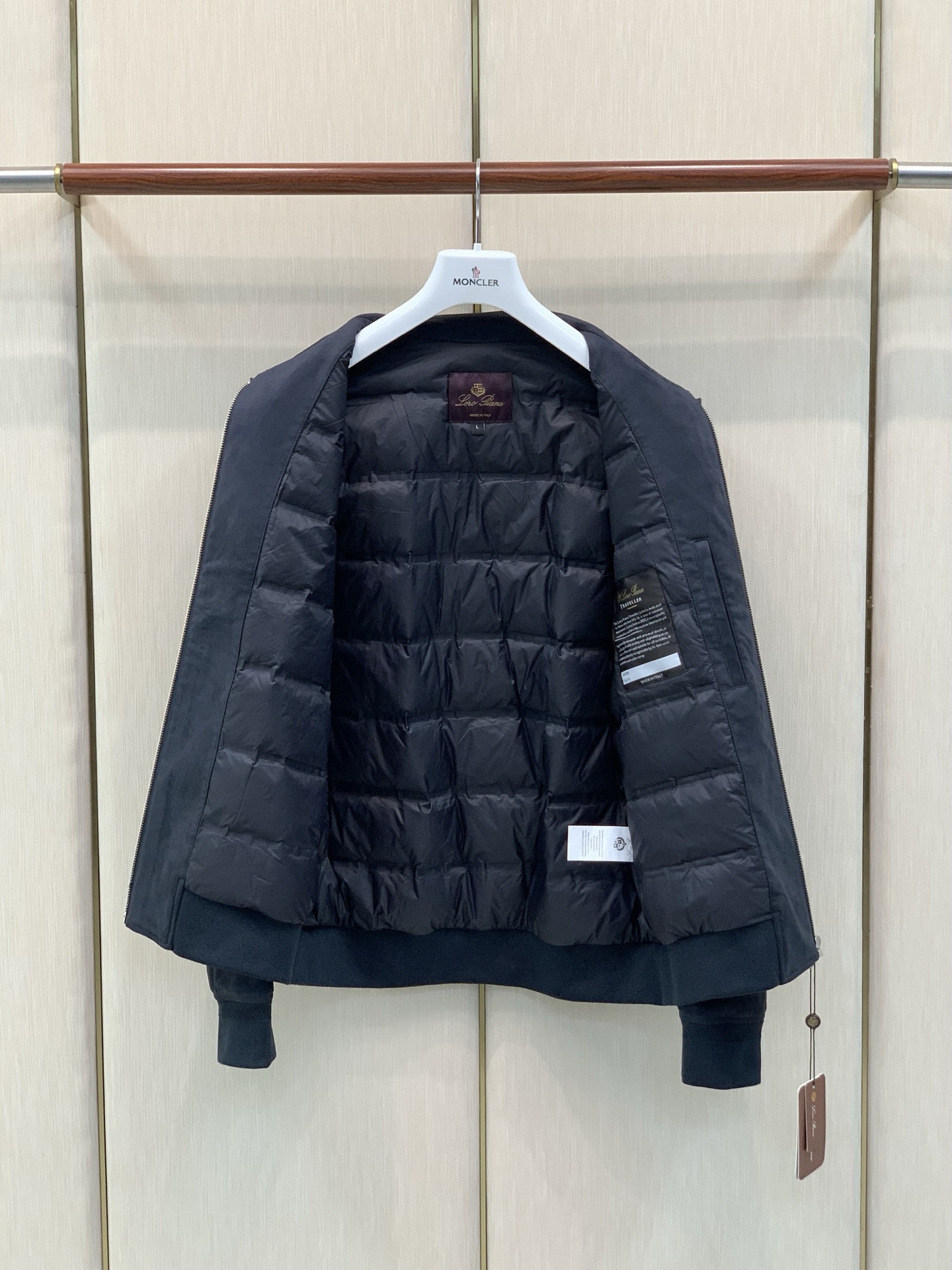 ，Loro Piana(Loro Piana )，2026冬季最新品，专柜同步有售，原单狠货，时尚休闲翻领羽绒夹克外套，