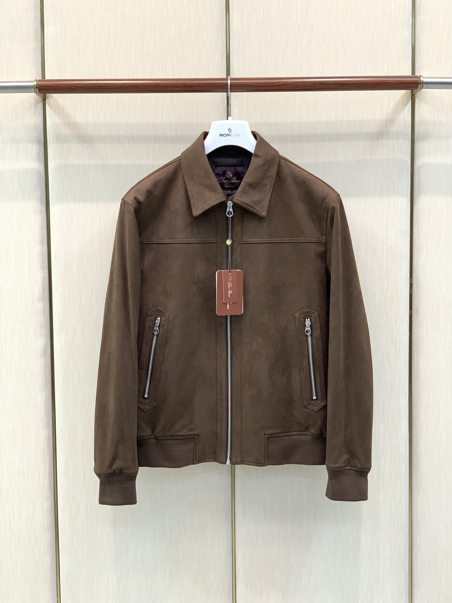 ，Loro Piana(Loro Piana )，2026冬季最新品，专柜同步有售，原单狠货，时尚休闲翻领羽绒夹克外套，