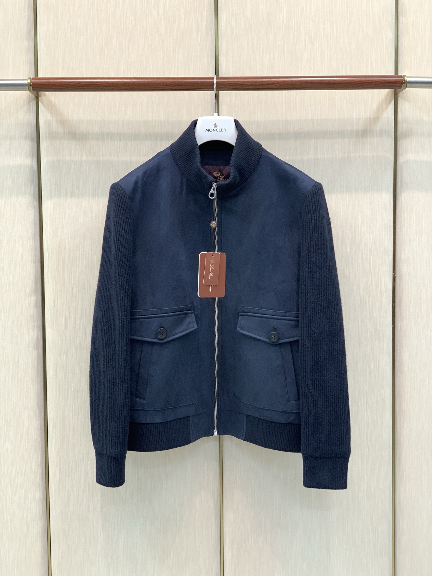 ，Loro Piana(Loro Piana )，2026冬季最新品，专柜同步有售，原单狠货，时尚休闲翻领羽绒夹克外套，