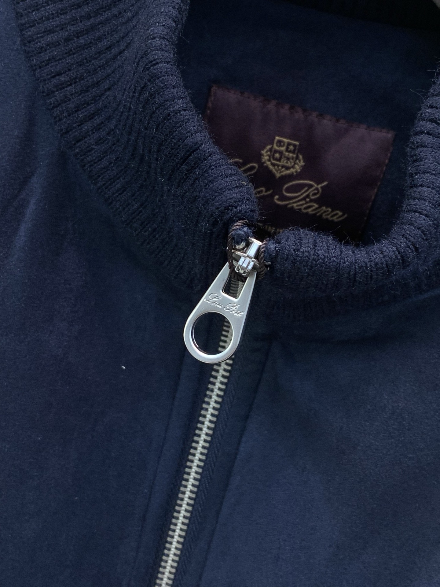 ,Loro Piana(Loro Piana ),2026冬季最新品,专柜同步有售,原单狠货,时尚休闲翻领羽绒夹克外套, ,Loro Piana(Loro Piana ),2026冬季最新品,专柜同步有售,原单狠货,时尚休闲翻领羽绒夹克外套,