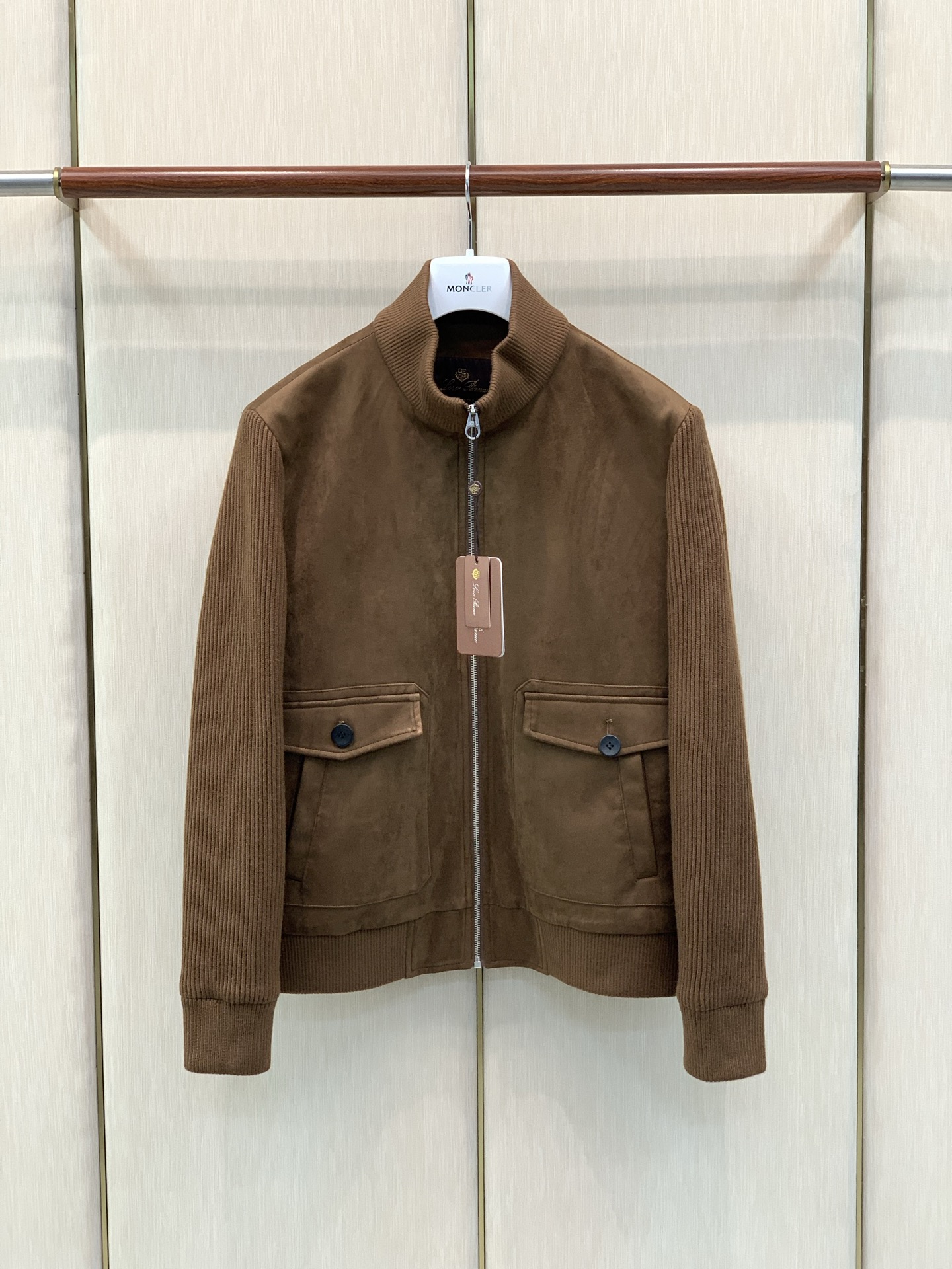 ，Loro Piana(Loro Piana )，2026冬季最新品，专柜同步有售，原单狠货，时尚休闲翻领羽绒夹克外套，