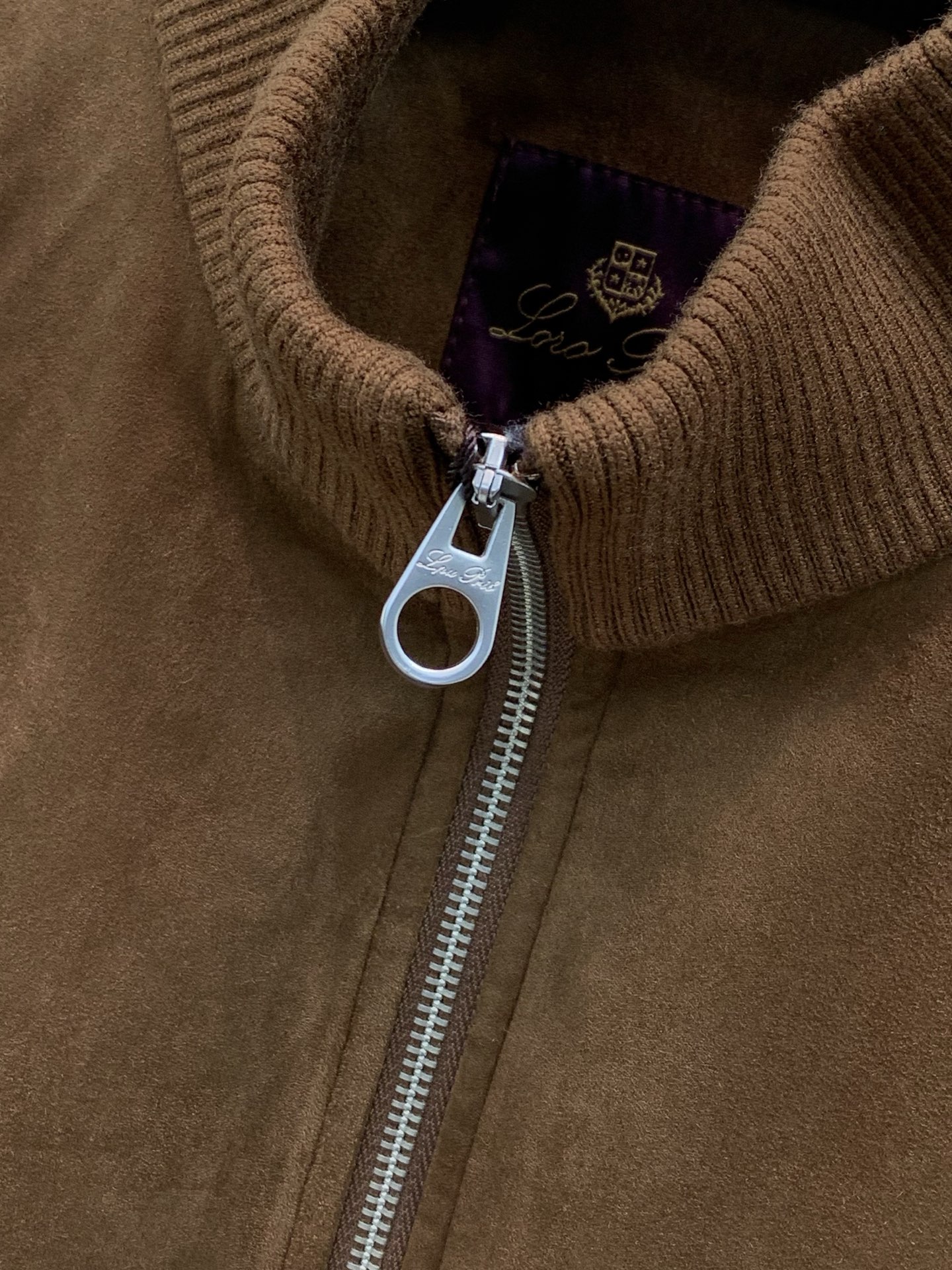 ，Loro Piana(Loro Piana )，2026冬季最新品，专柜同步有售，原单狠货，时尚休闲翻领羽绒夹克外套，